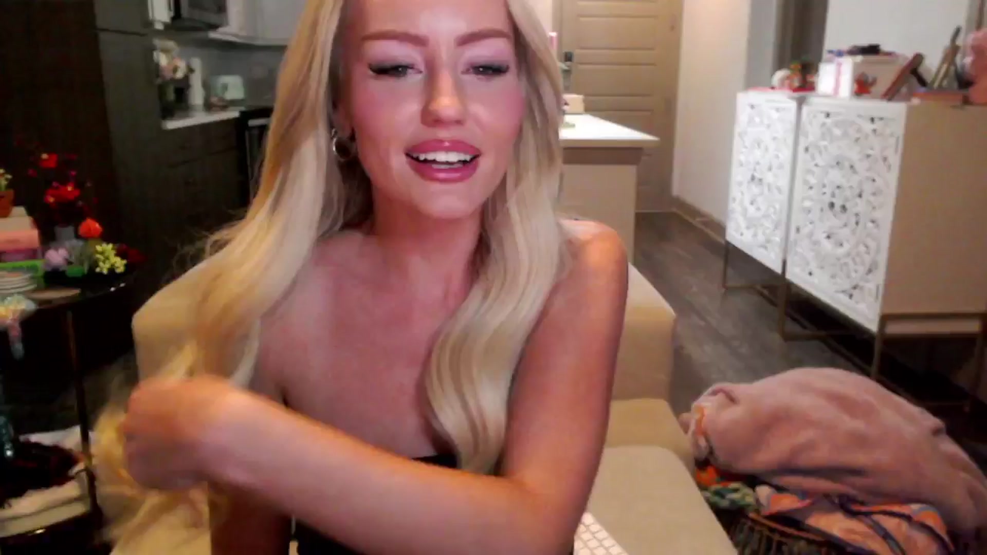 Gallery image thumbnail from Officialelsa's myfreecams stream on, 10/17/2024, 24:00 image 17 of 20