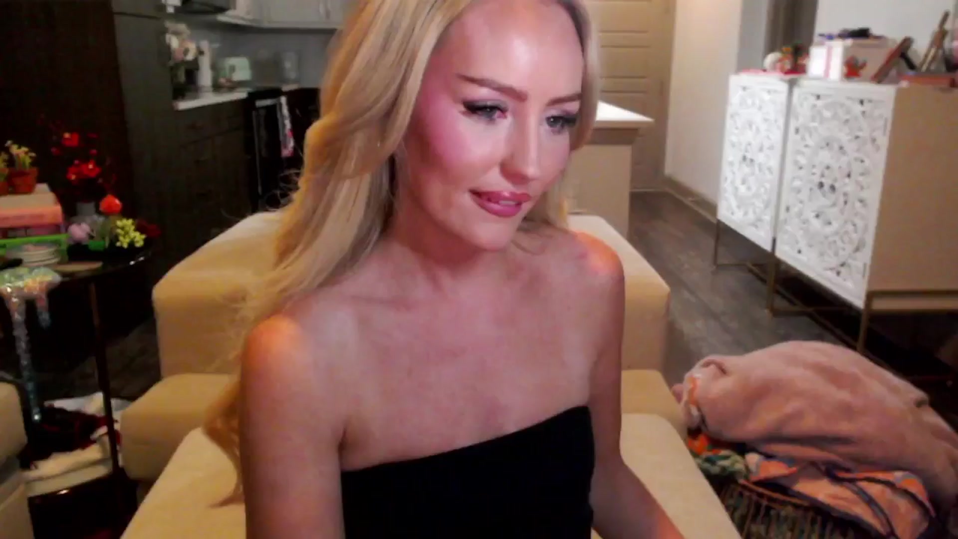 Gallery image thumbnail from Officialelsa's myfreecams stream on, 10/17/2024, 01:24 image 9 of 20