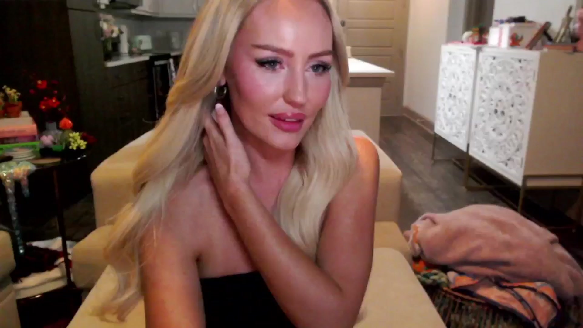 Gallery image thumbnail from Officialelsa's myfreecams stream on, 10/17/2024, 01:24 image 14 of 20