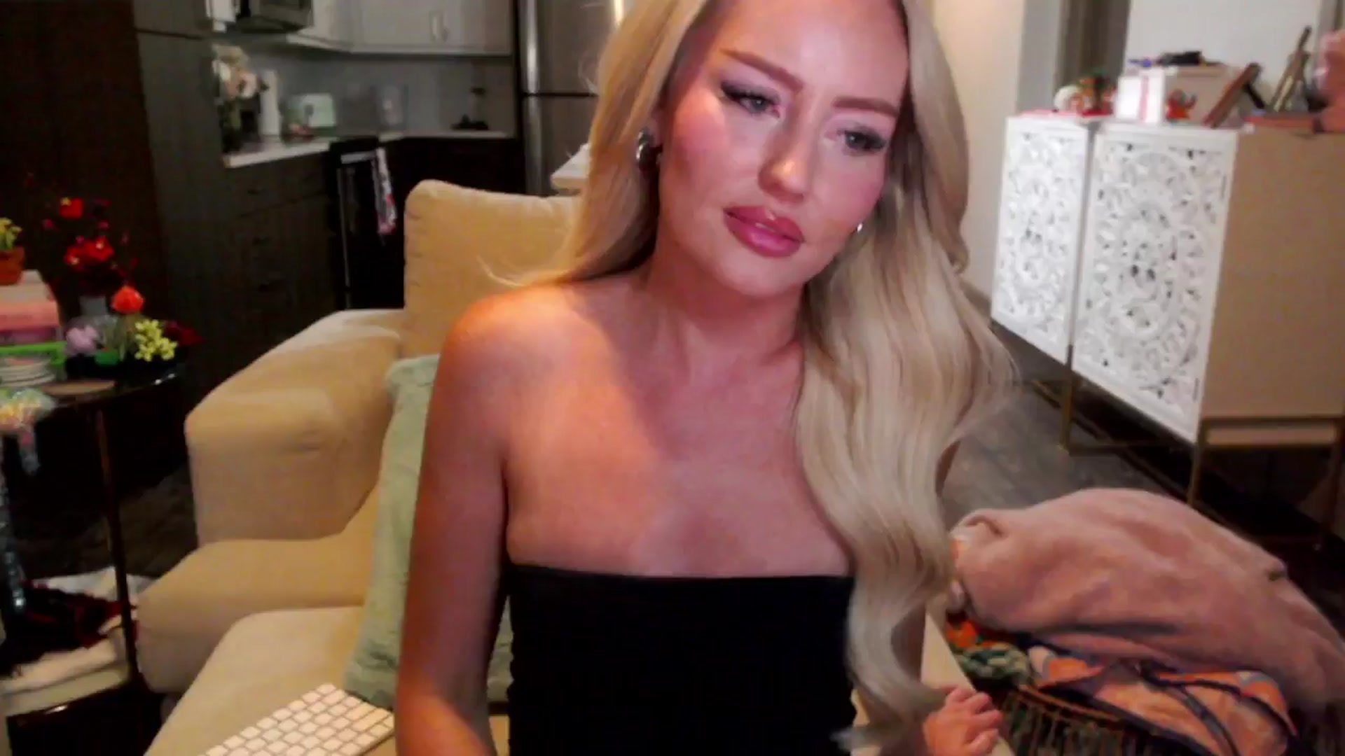 Gallery image thumbnail from Officialelsa's myfreecams stream on, 10/17/2024, 01:24 image 2 of 20