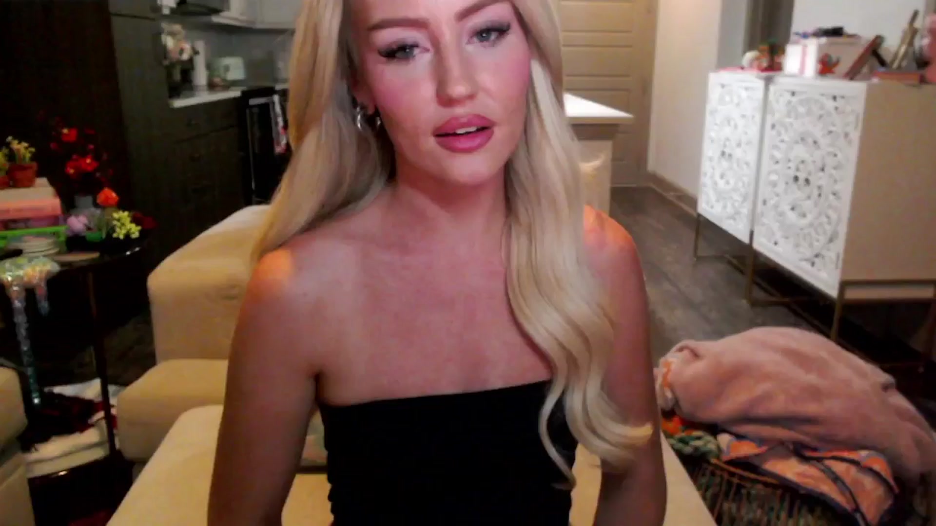 Gallery image thumbnail from Officialelsa's myfreecams stream on, 10/17/2024, 01:24 image 17 of 20