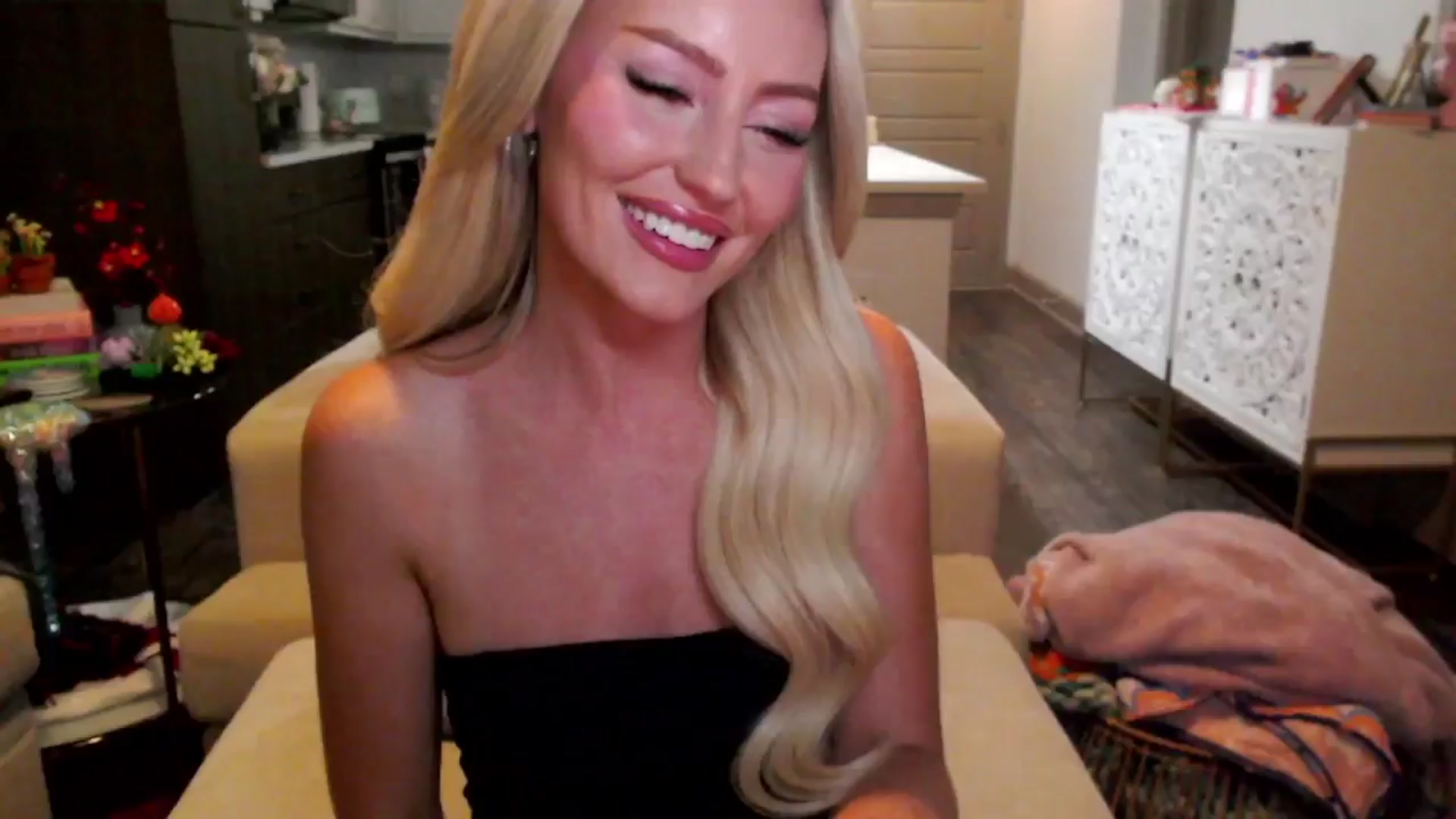 Gallery image thumbnail from Officialelsa's myfreecams stream on, 10/17/2024, 01:24 image 15 of 20