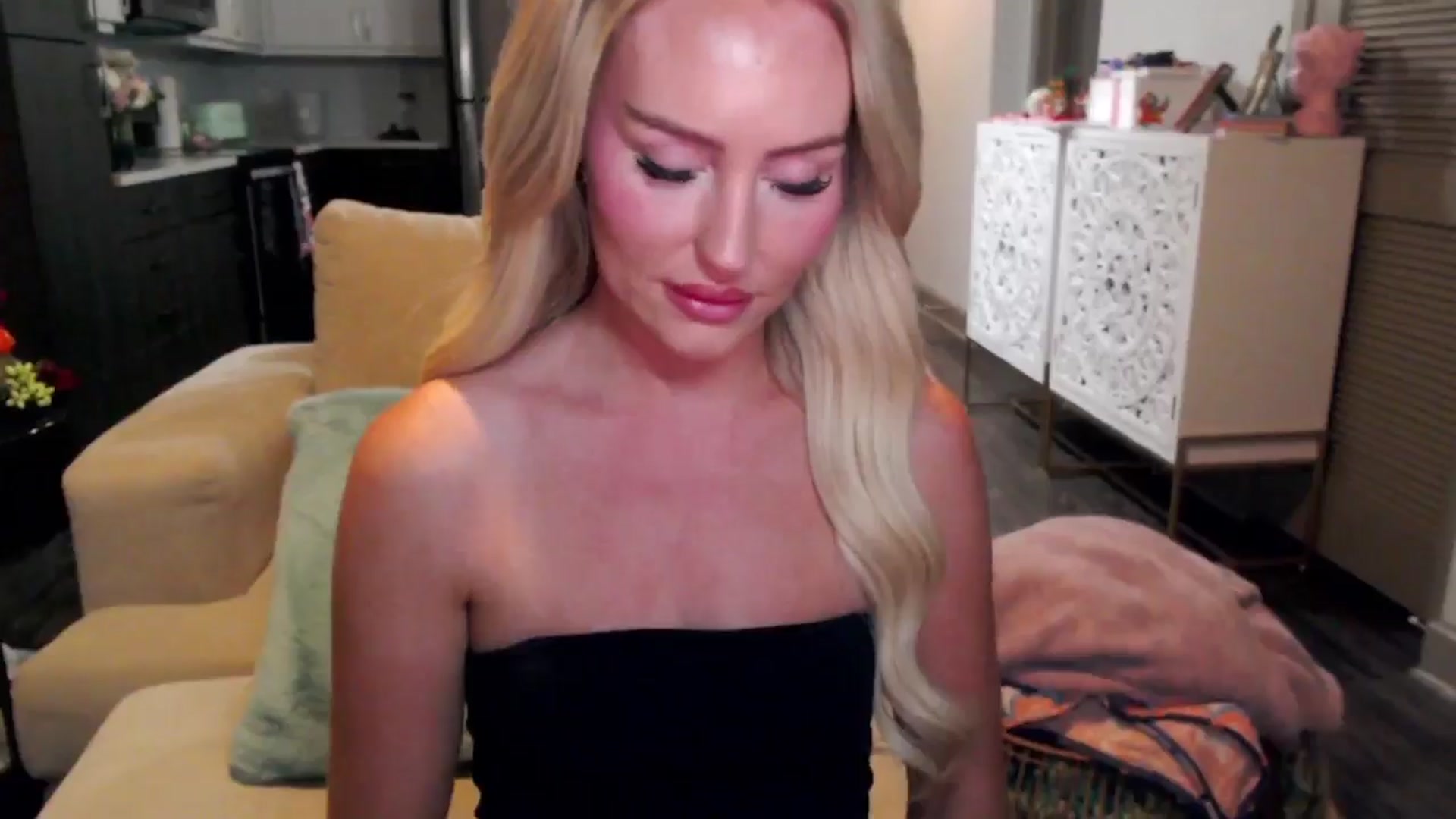 Gallery image thumbnail from Officialelsa's myfreecams stream on, 10/17/2024, 03:57 image 10 of 20