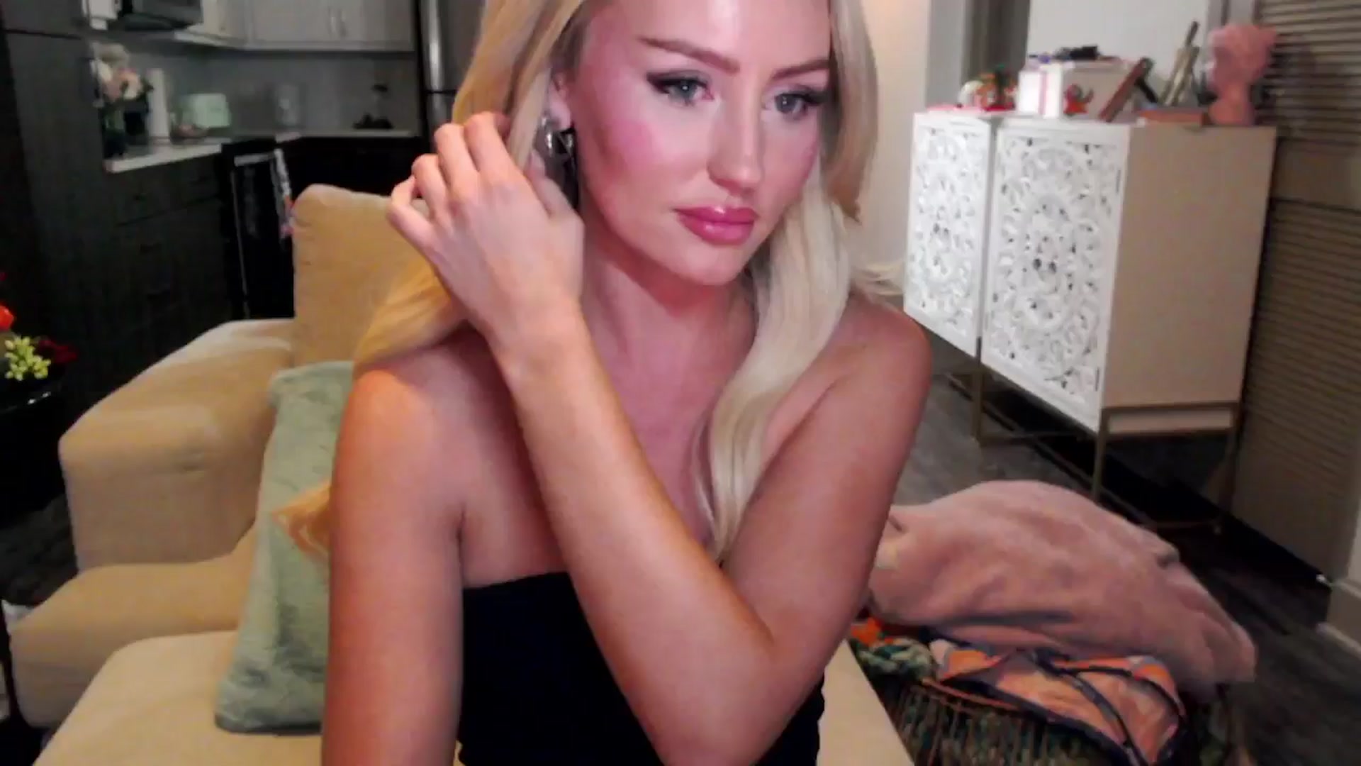 Gallery image thumbnail from Officialelsa's myfreecams stream on, 10/17/2024, 03:57 image 6 of 20