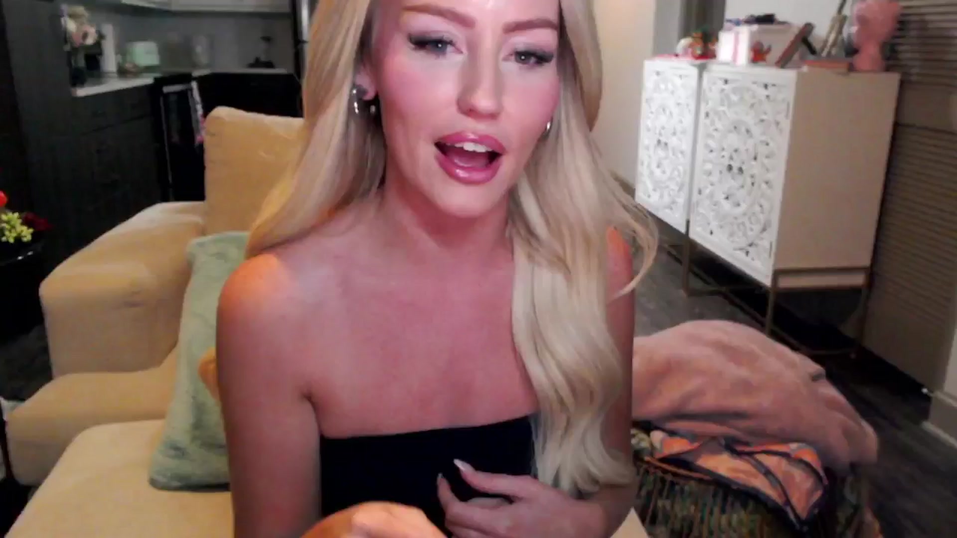 Gallery image thumbnail from Officialelsa's myfreecams stream on, 10/17/2024, 03:57 image 12 of 20
