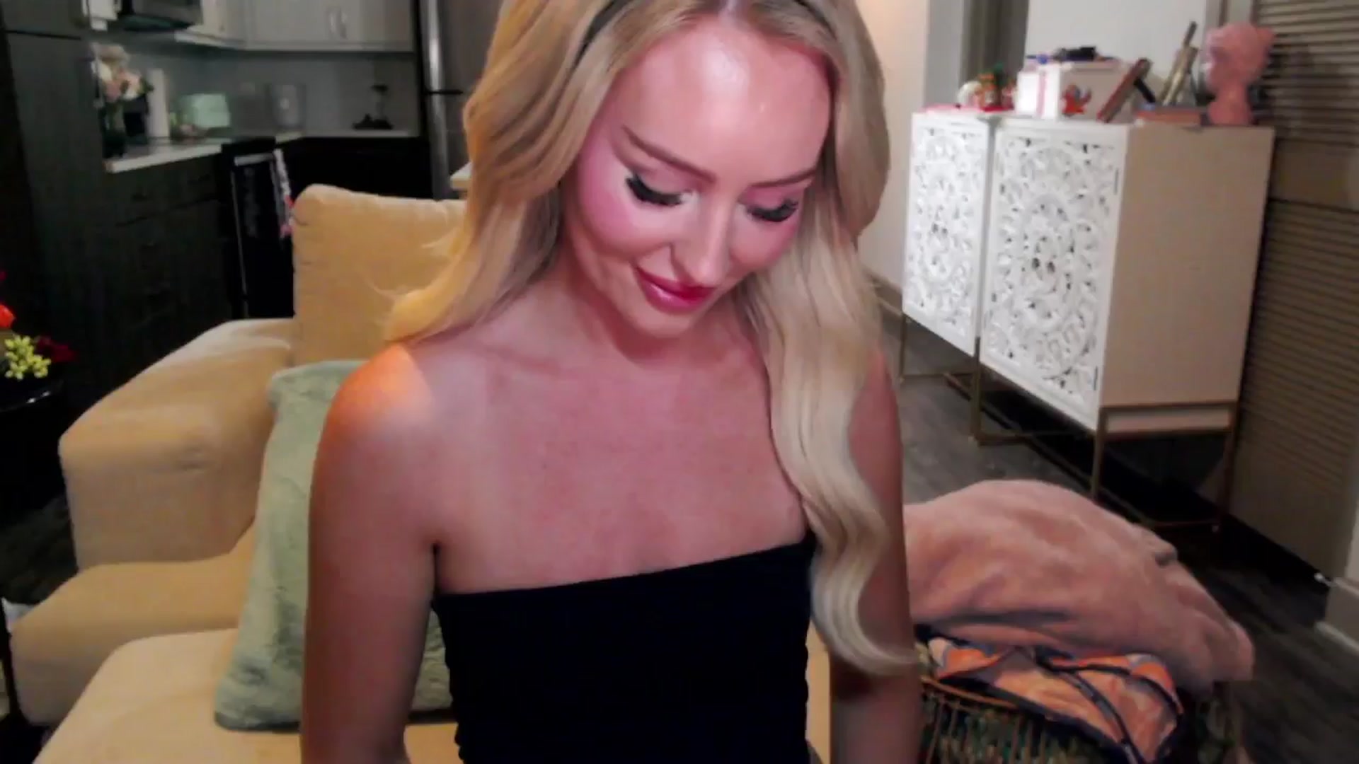 Gallery image thumbnail from Officialelsa's myfreecams stream on, 10/17/2024, 03:57 image 2 of 20