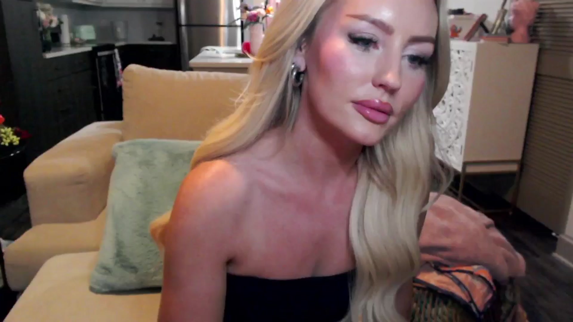 Gallery image thumbnail from Officialelsa's myfreecams stream on, 10/17/2024, 03:57 image 13 of 20