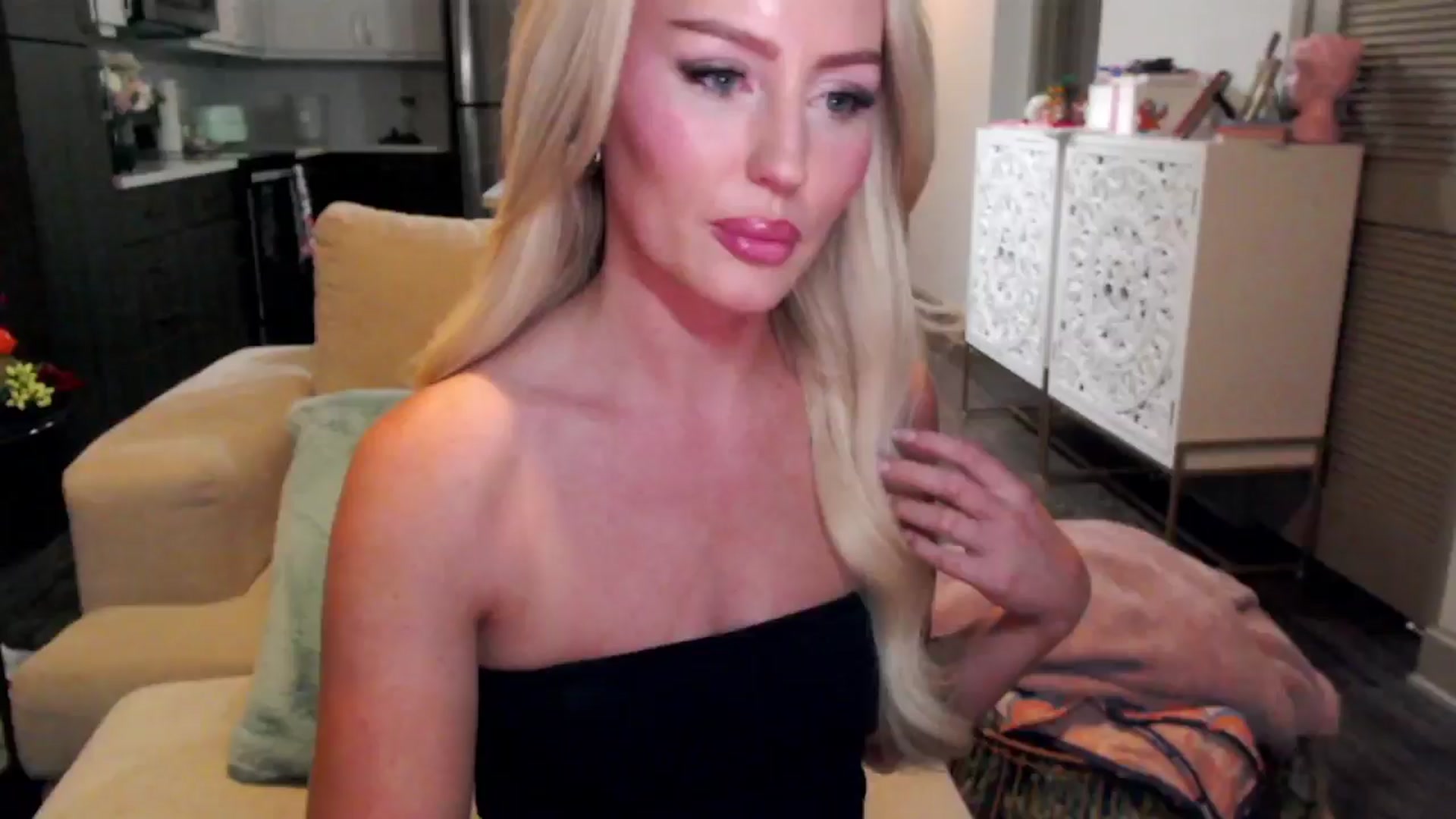 Gallery image thumbnail from Officialelsa's myfreecams stream on, 10/17/2024, 03:57 image 20 of 20