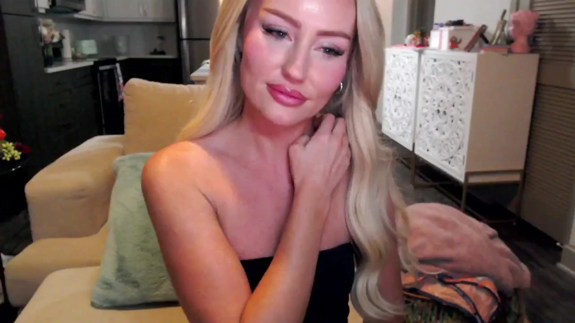Gallery image thumbnail from Officialelsa's myfreecams stream on, 10/17/2024, 03:57 image 9 of 20