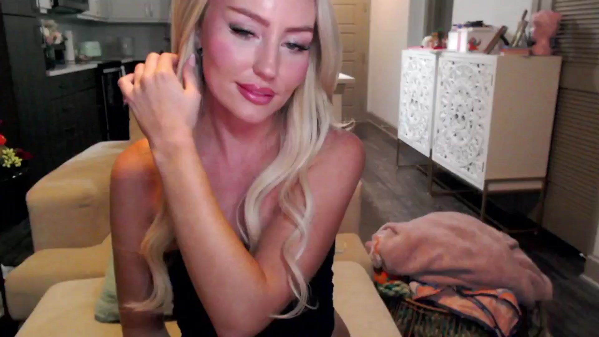 Gallery image thumbnail from Officialelsa's myfreecams stream on, 10/17/2024, 03:57 image 5 of 20