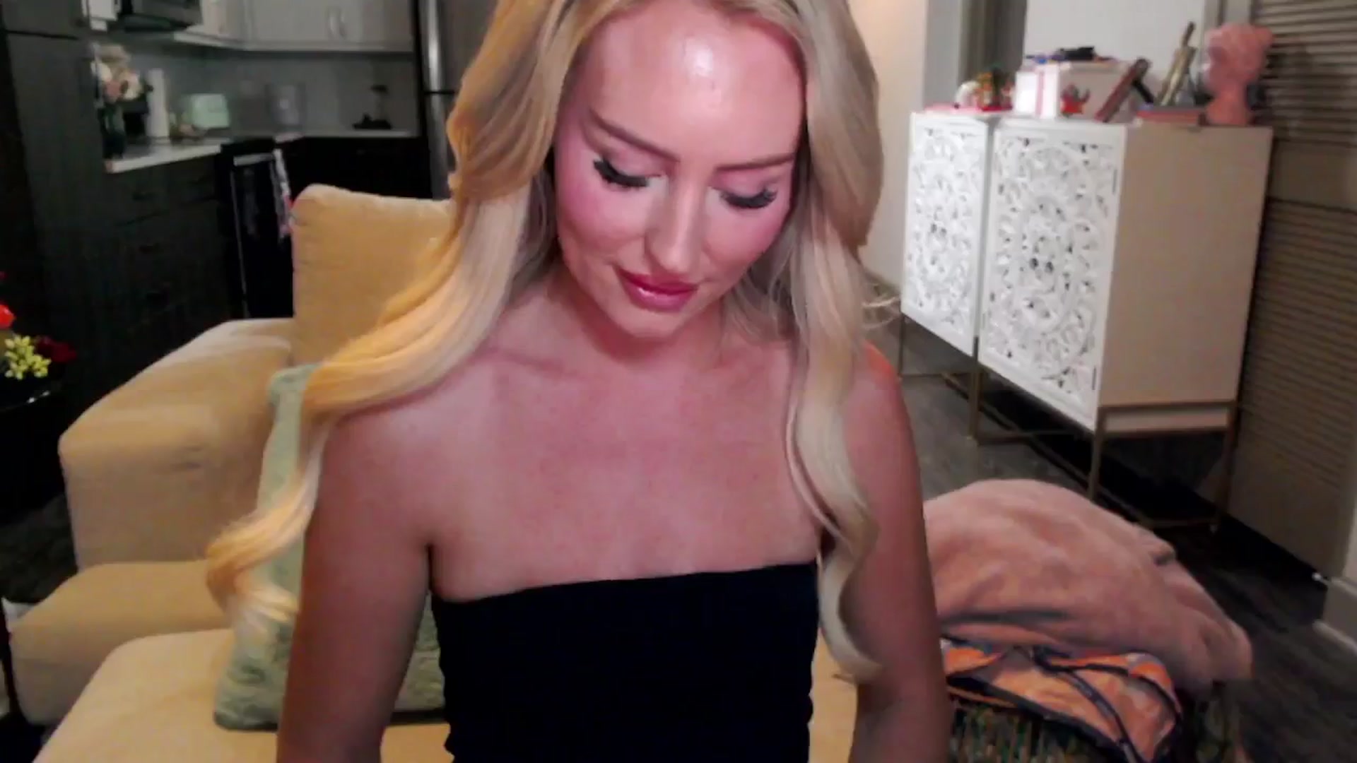 Gallery image thumbnail from Officialelsa's myfreecams stream on, 10/17/2024, 03:57 image 7 of 20