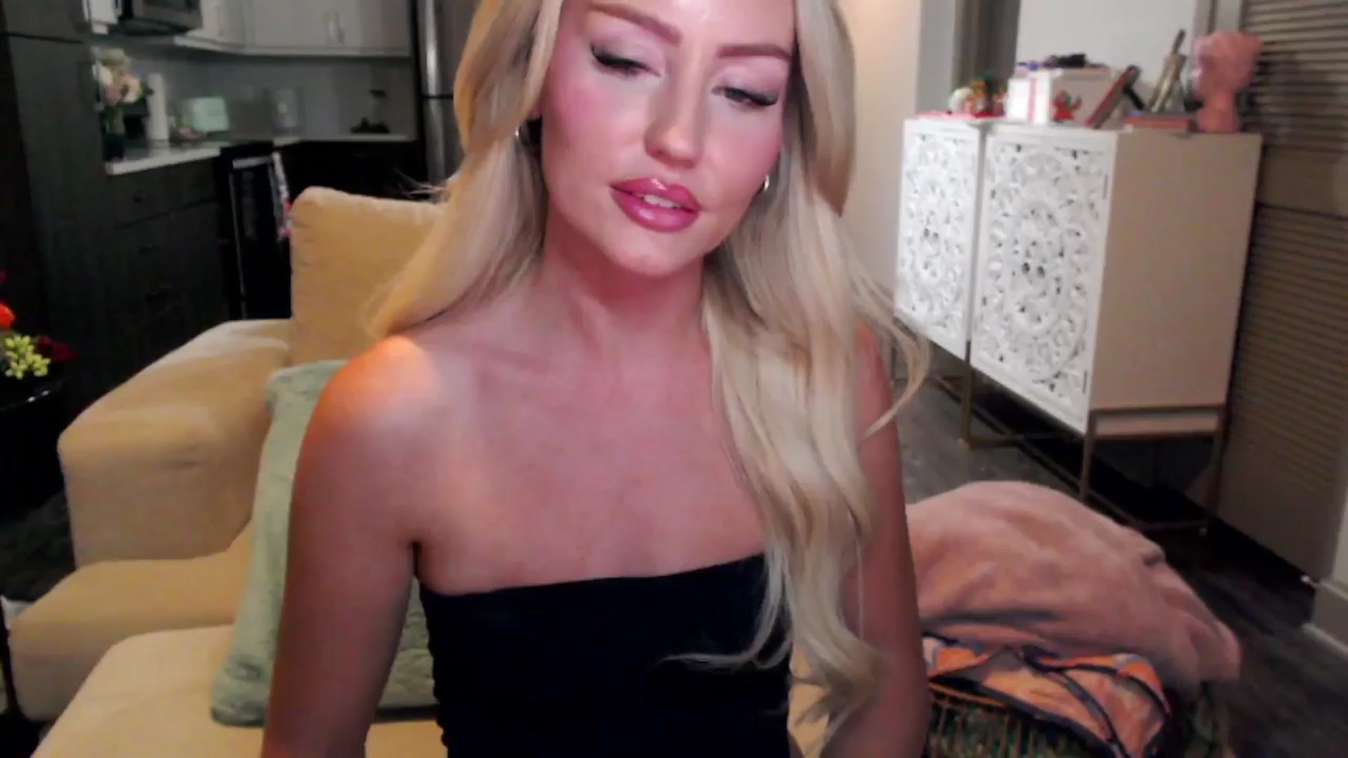 Gallery image thumbnail from Officialelsa's myfreecams stream on, 10/17/2024, 03:57 image 15 of 20