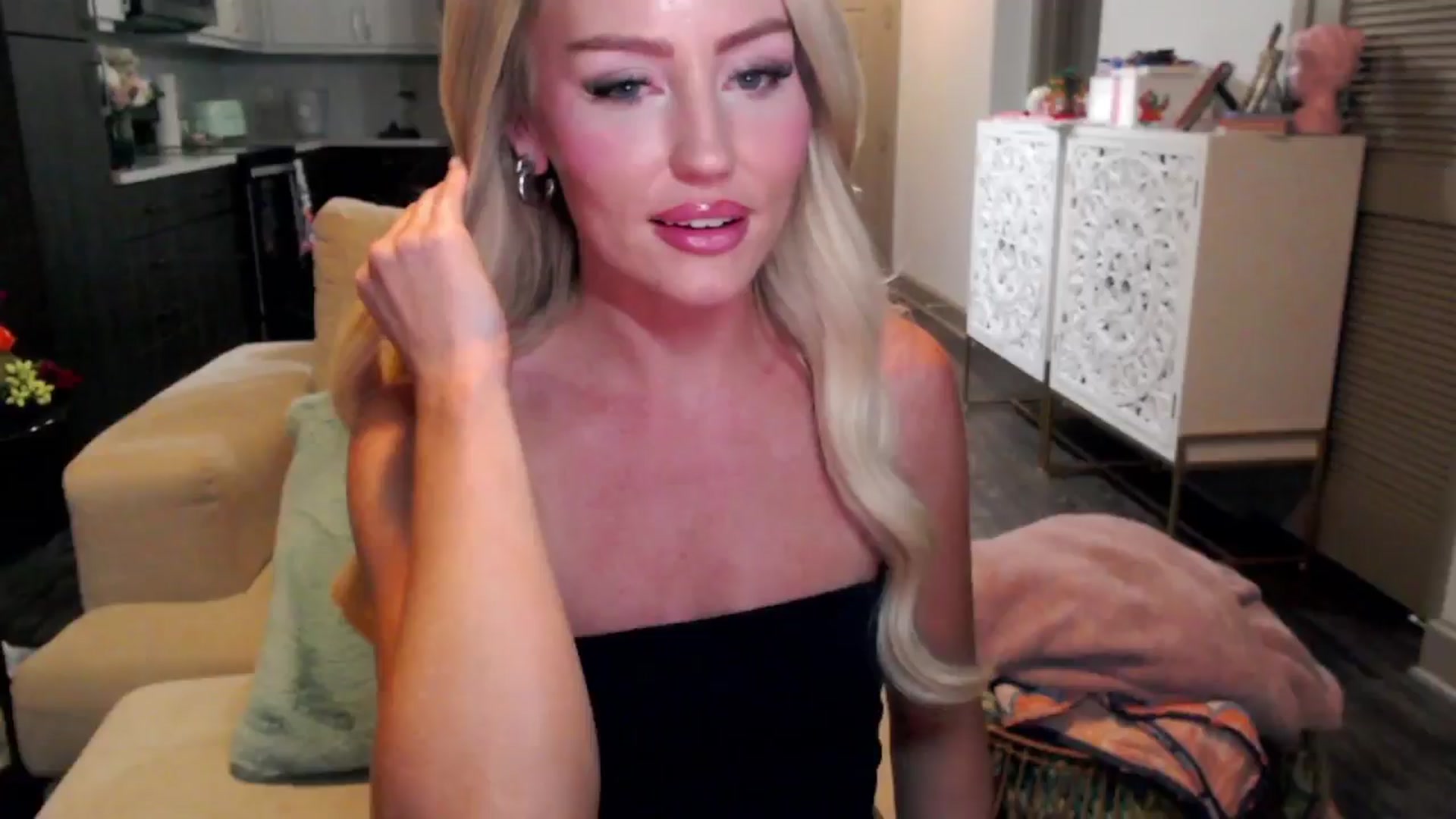 Gallery image thumbnail from Officialelsa's myfreecams stream on, 10/17/2024, 03:57 image 1 of 20