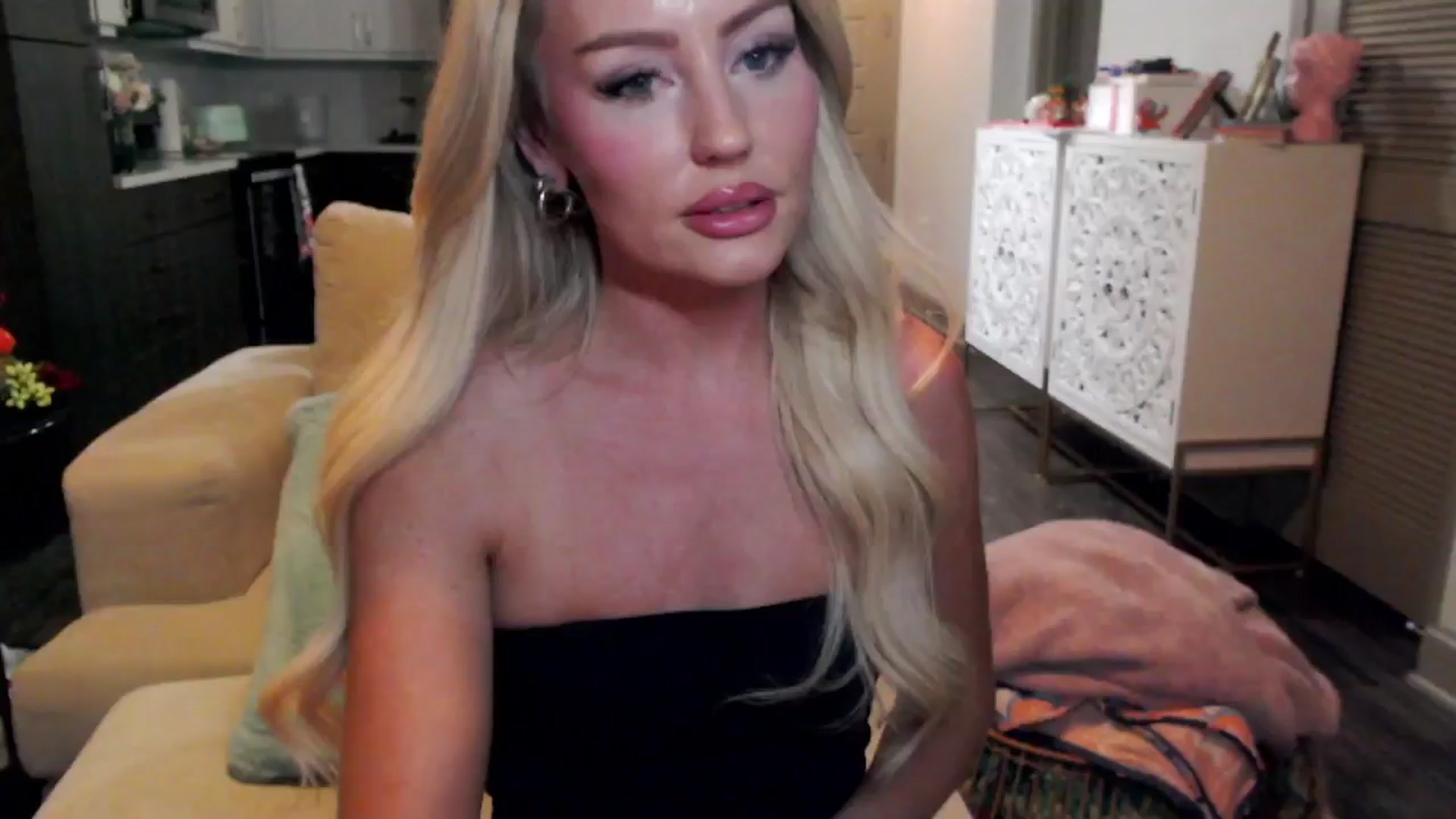 Gallery image thumbnail from Officialelsa's myfreecams stream on, 10/17/2024, 03:57 image 16 of 20