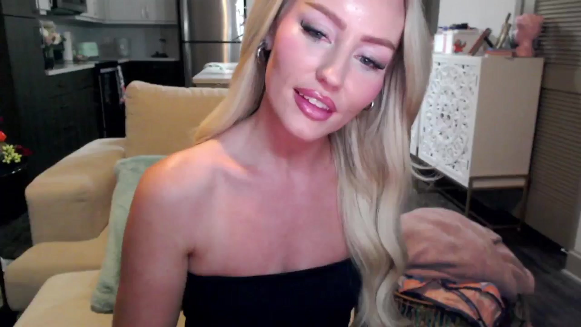 Gallery image thumbnail from Officialelsa's myfreecams stream on, 10/17/2024, 03:57 image 19 of 20