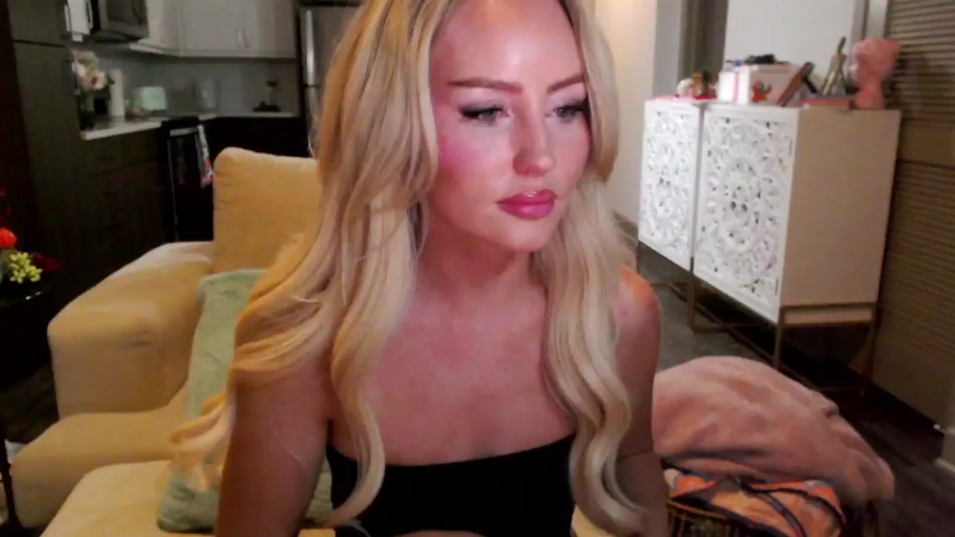 Gallery image thumbnail from Officialelsa's myfreecams stream on, 10/17/2024, 05:19 image 8 of 20
