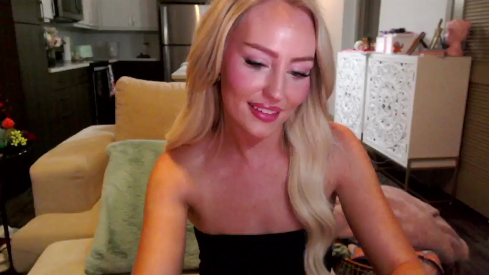 Gallery image thumbnail from Officialelsa's myfreecams stream on, 10/17/2024, 05:19 image 10 of 20