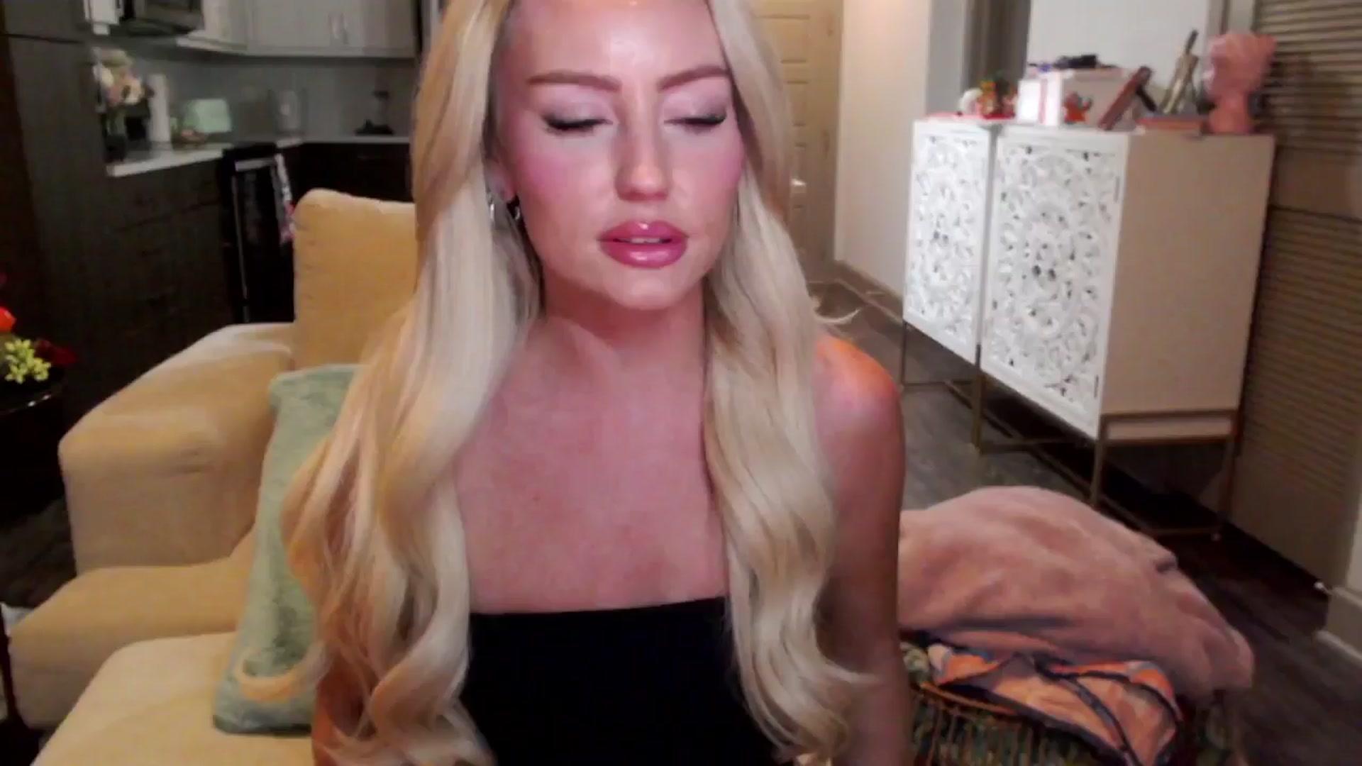 Gallery image thumbnail from Officialelsa's myfreecams stream on, 10/17/2024, 05:19 image 1 of 20
