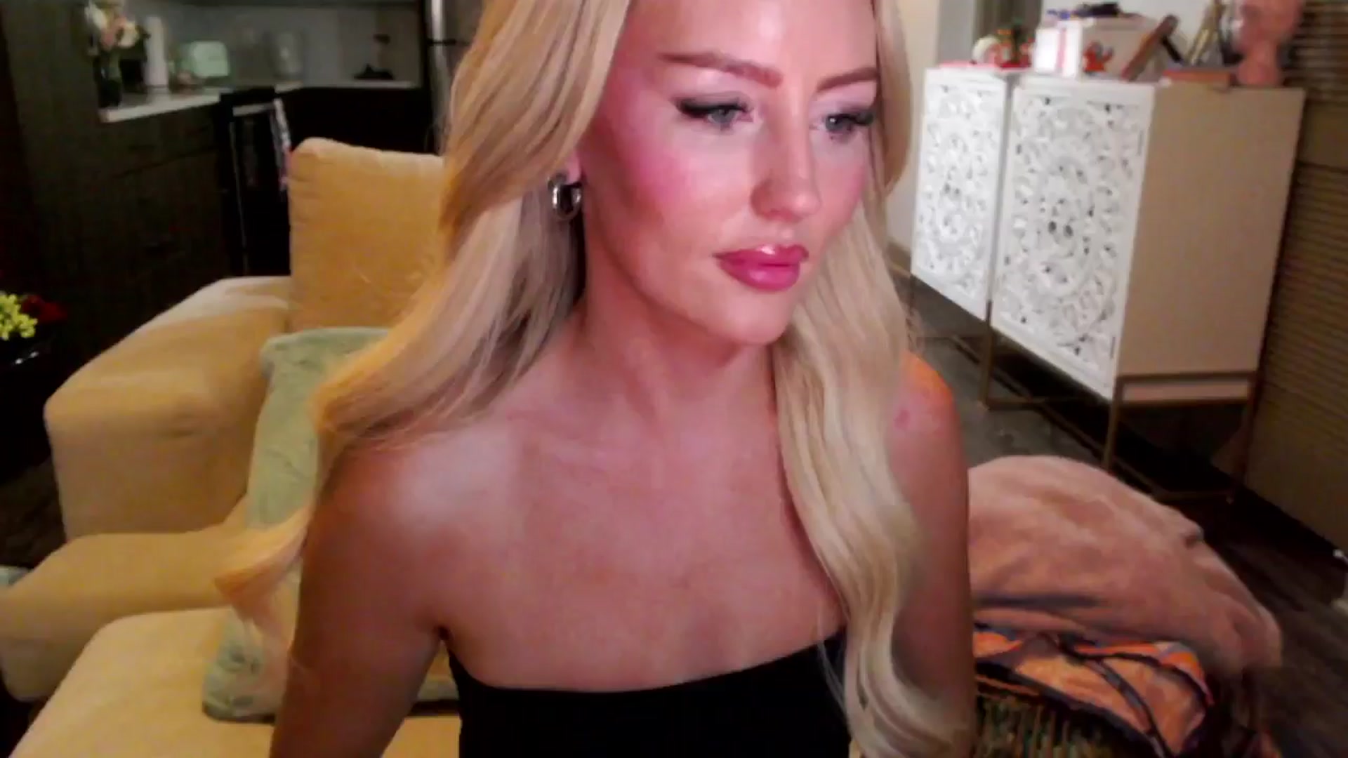 Gallery image thumbnail from Officialelsa's myfreecams stream on, 10/17/2024, 05:19 image 13 of 20