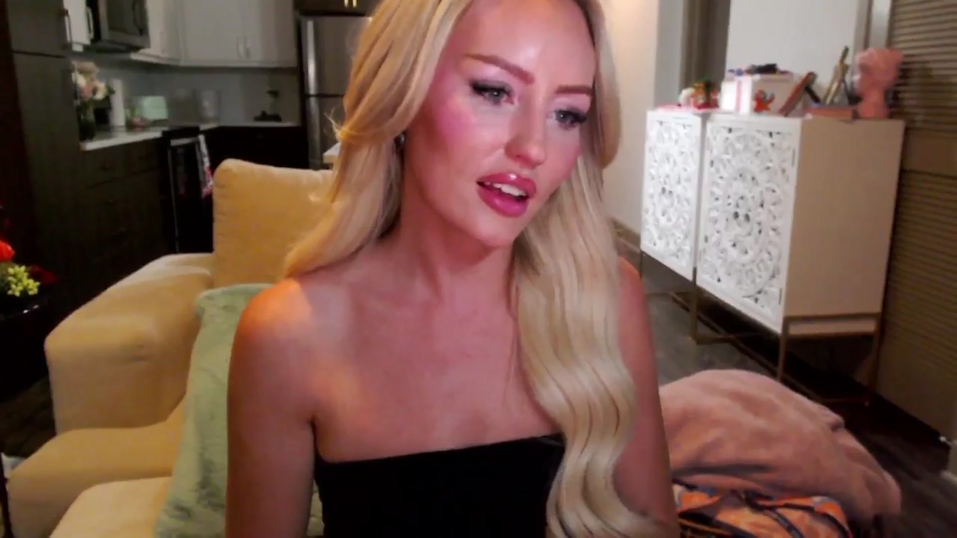 Gallery image thumbnail from Officialelsa's myfreecams stream on, 10/17/2024, 05:19 image 6 of 20