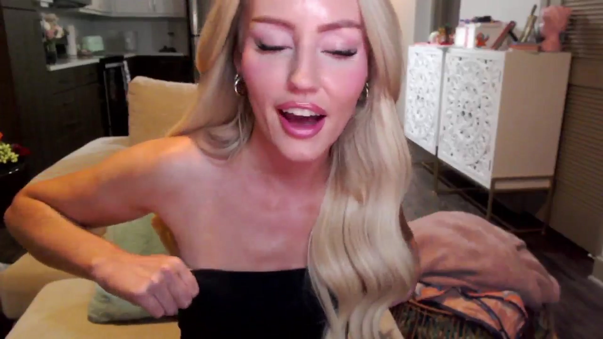 Gallery image thumbnail from Officialelsa's myfreecams stream on, 10/17/2024, 05:19 image 4 of 20