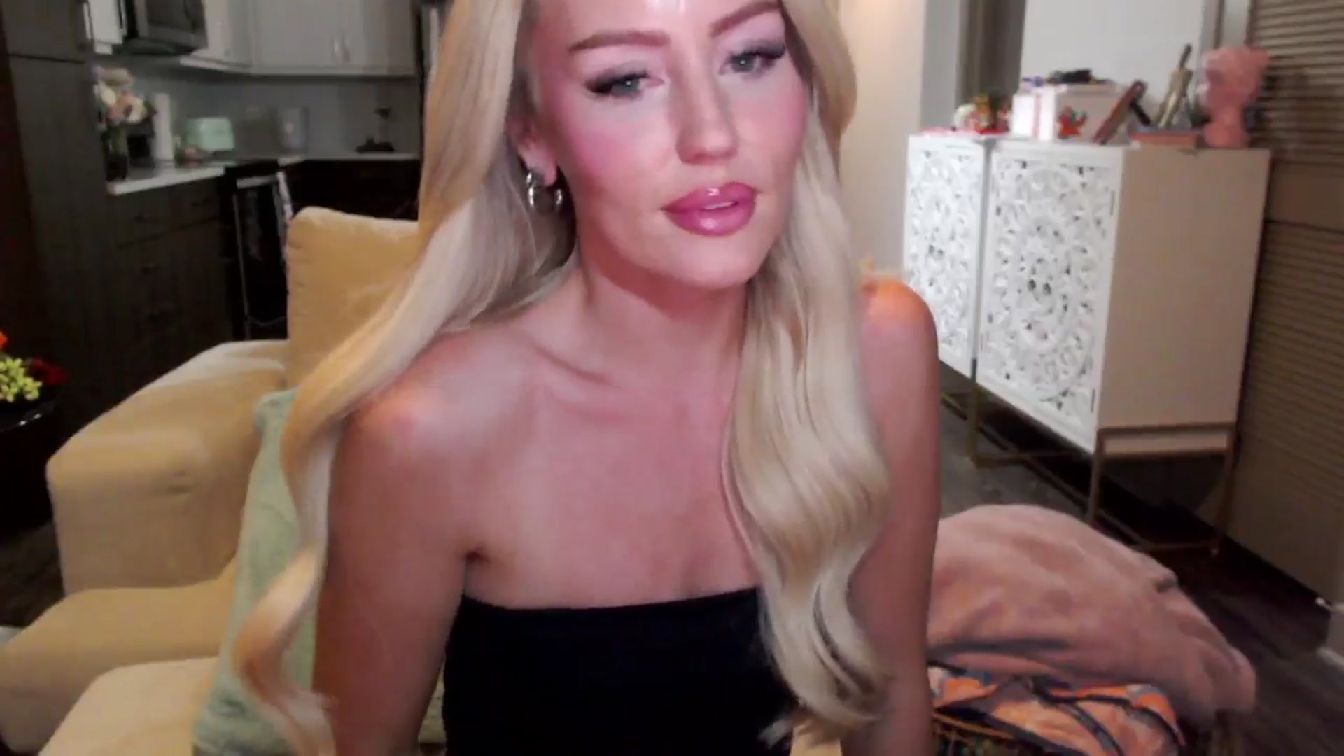 Gallery image thumbnail from Officialelsa's myfreecams stream on, 10/17/2024, 05:19 image 2 of 20