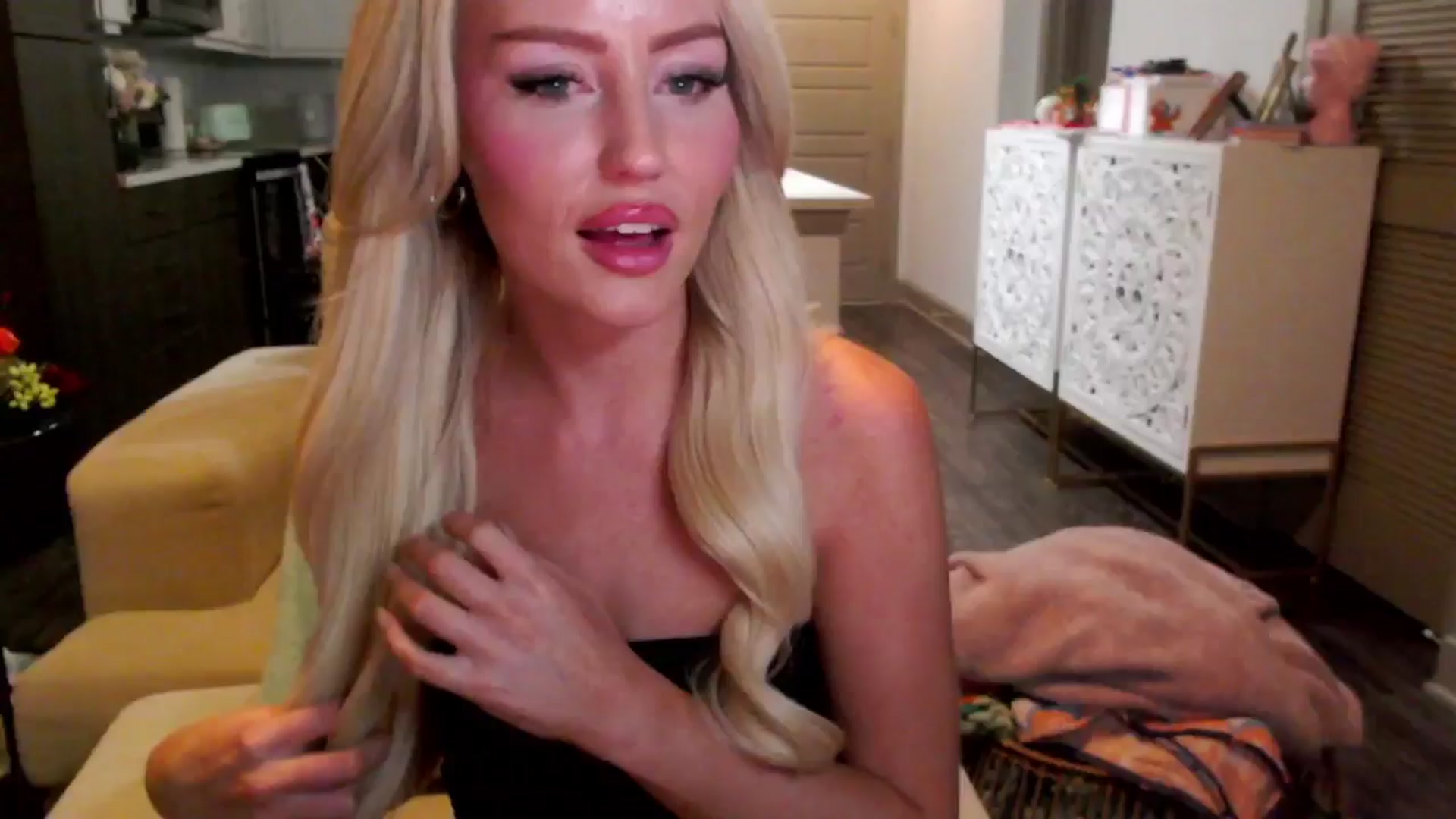 Gallery image thumbnail from Officialelsa's myfreecams stream on, 10/17/2024, 05:19 image 7 of 20