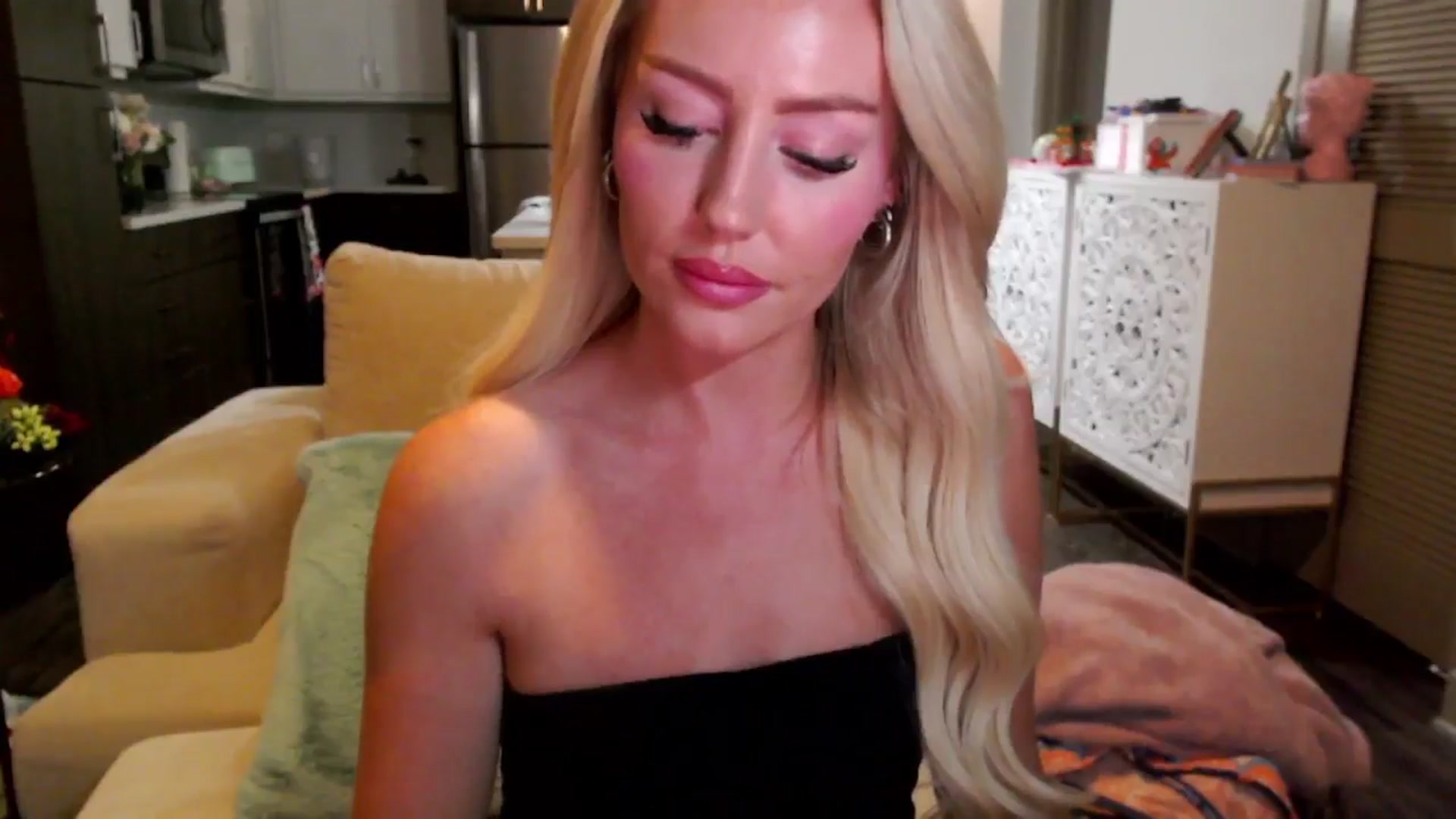 Gallery image thumbnail from Officialelsa's myfreecams stream on, 10/17/2024, 05:19 image 5 of 20