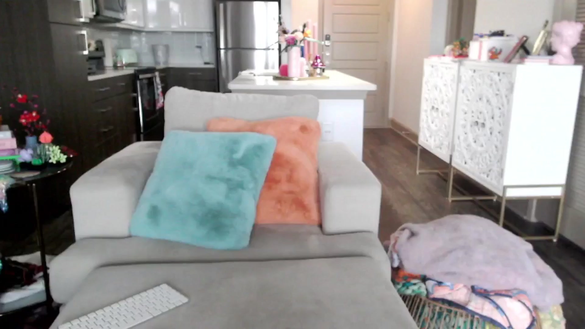 Gallery image thumbnail from Officialelsa's myfreecams stream on, 10/17/2024, 23:25 image 9 of 20