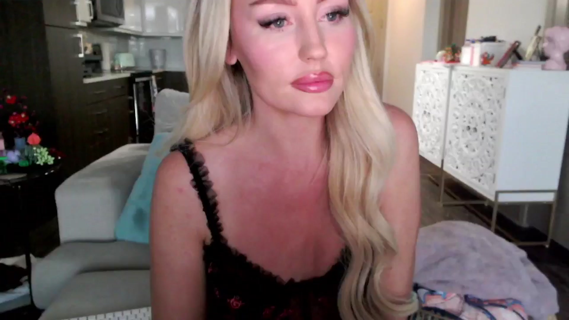 Gallery image thumbnail from Officialelsa's myfreecams stream on, 10/17/2024, 23:25 image 19 of 20
