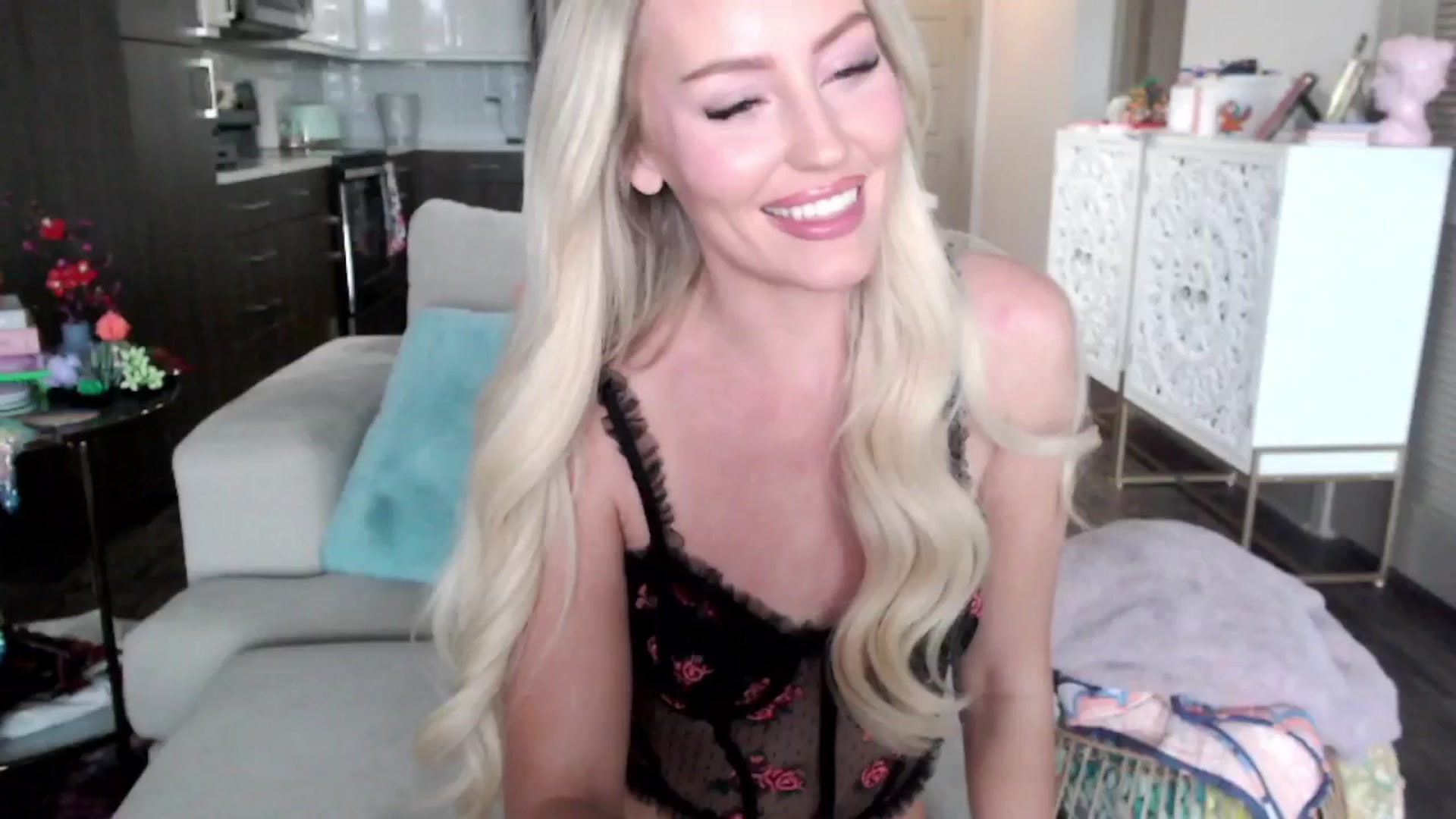 Gallery image thumbnail from Officialelsa's myfreecams stream on, 10/17/2024, 23:25 image 11 of 20