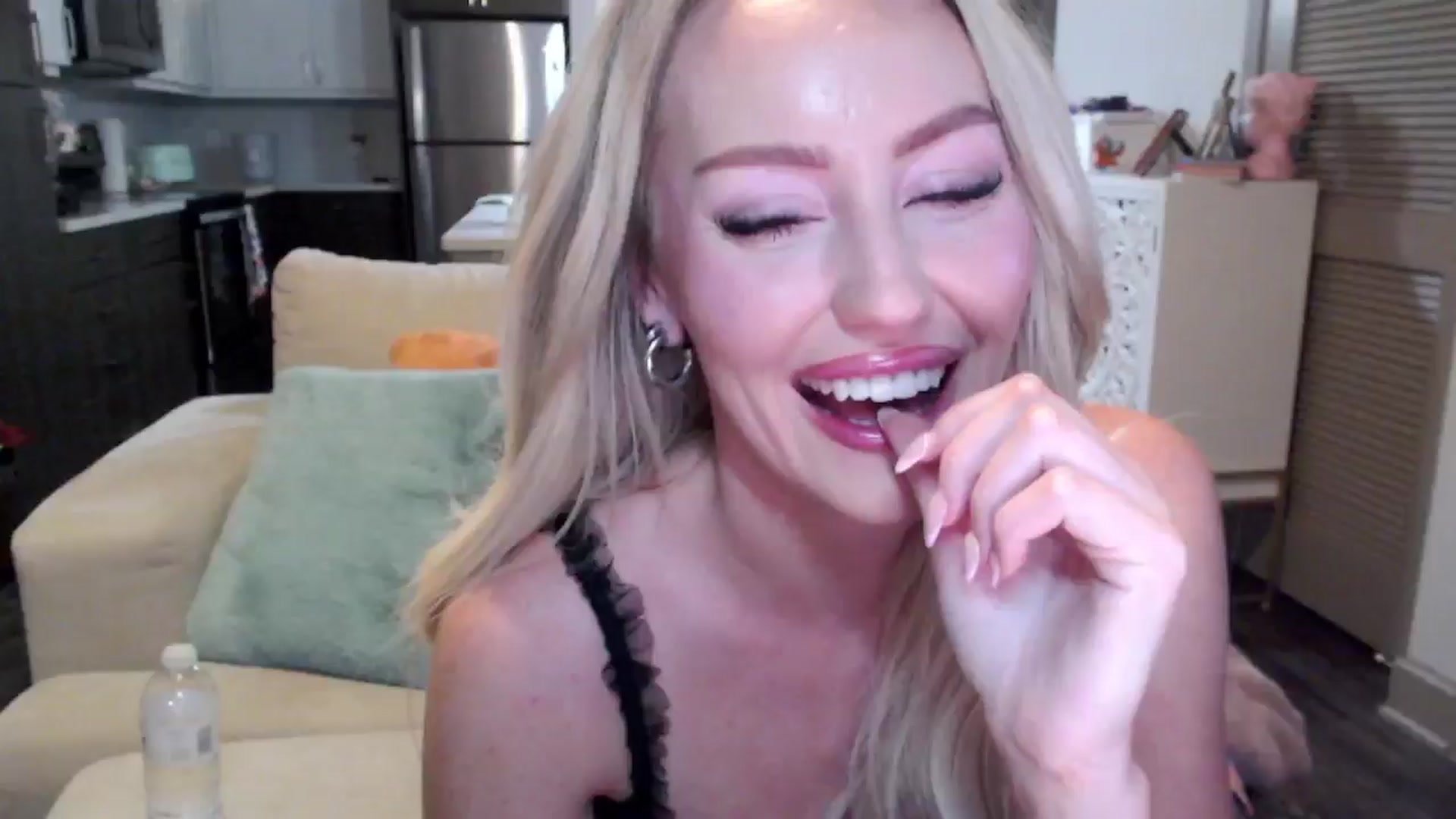 Gallery image thumbnail from Officialelsa's myfreecams stream on, 10/18/2024, 03:47 image 10 of 20