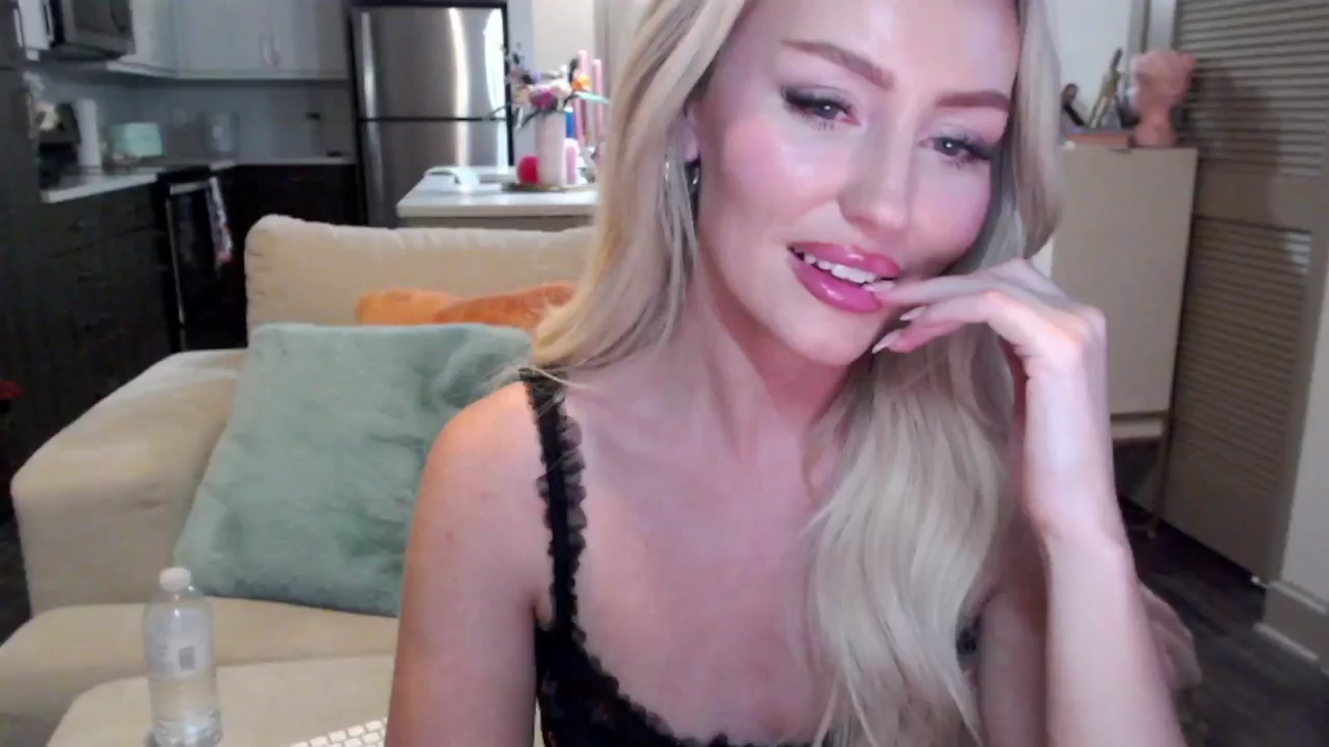 Gallery image thumbnail from Officialelsa's myfreecams stream on, 10/18/2024, 03:47 image 12 of 20