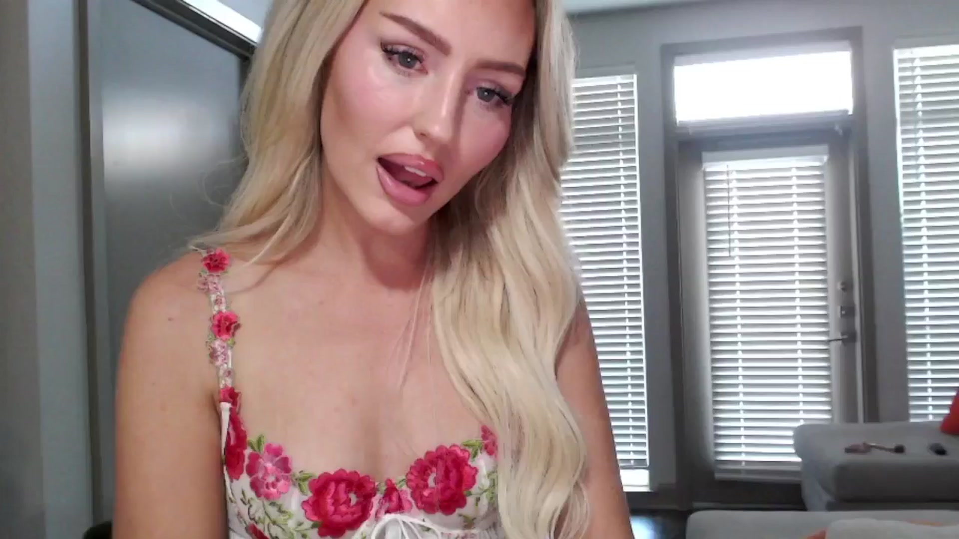 Gallery image thumbnail from Officialelsa's myfreecams stream on, 10/23/2024, 19:55 image 10 of 20