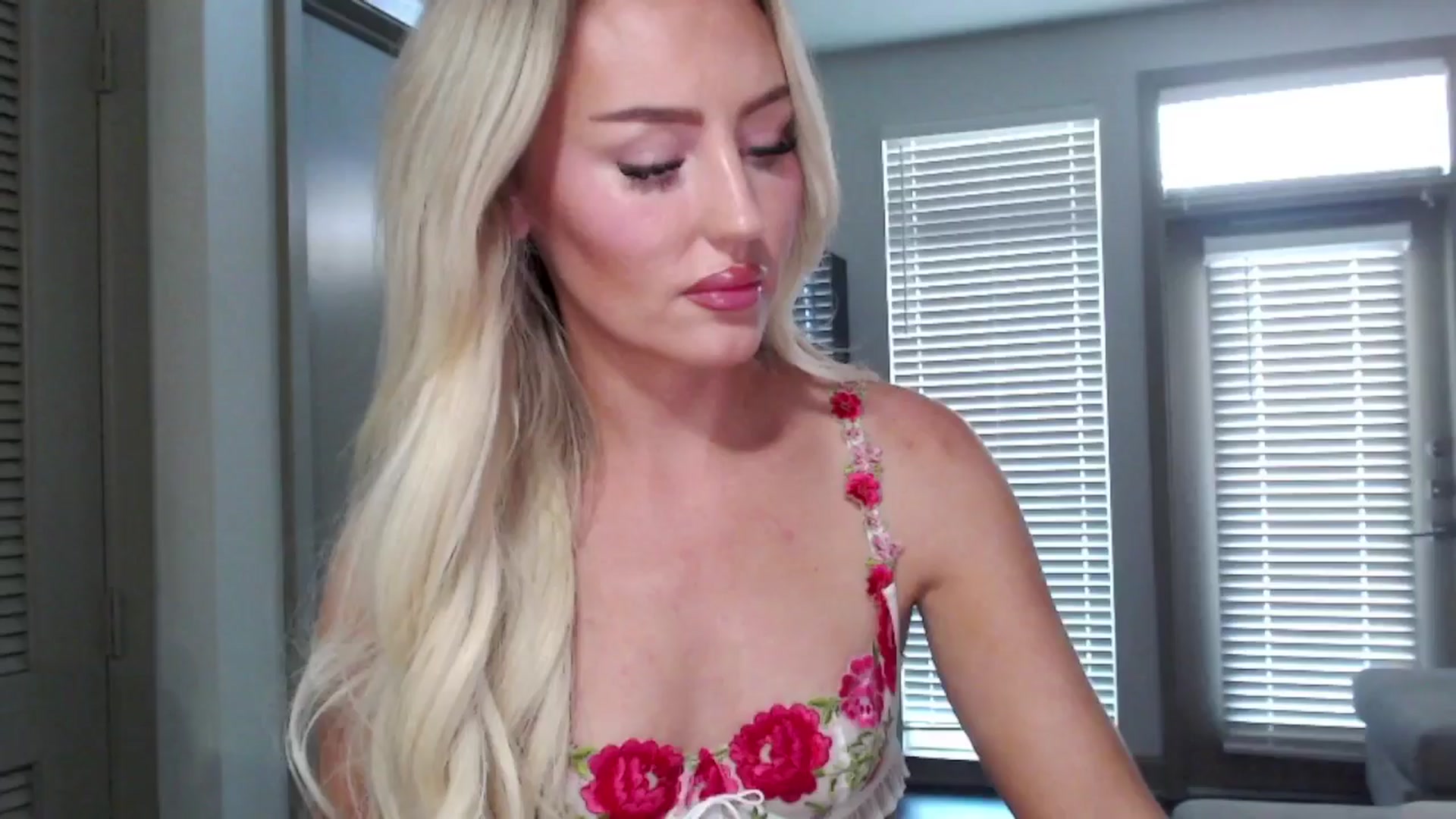 Gallery image thumbnail from Officialelsa's myfreecams stream on, 10/23/2024, 21:11 image 7 of 20