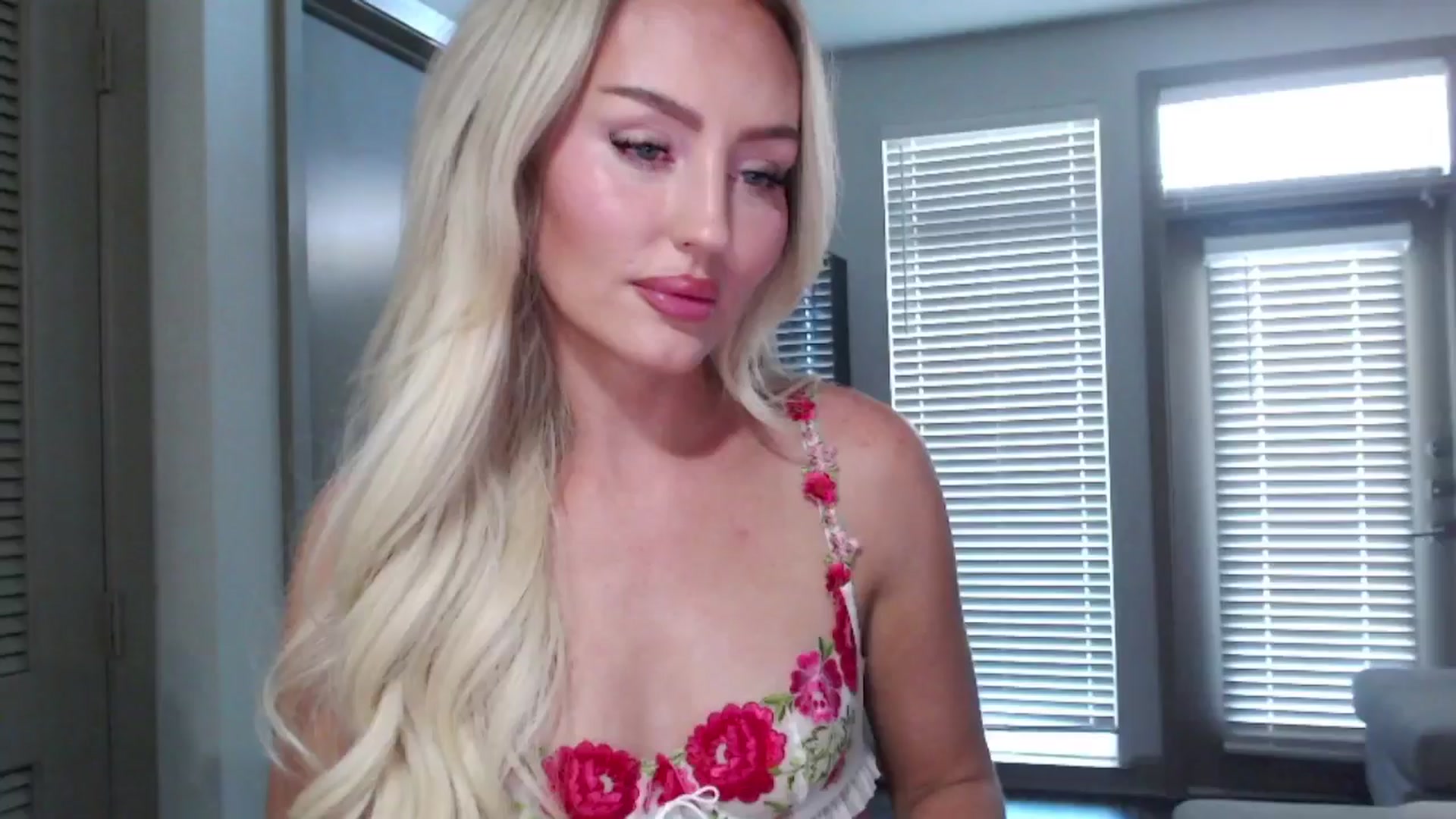 Gallery image thumbnail from Officialelsa's myfreecams stream on, 10/23/2024, 21:11 image 9 of 20