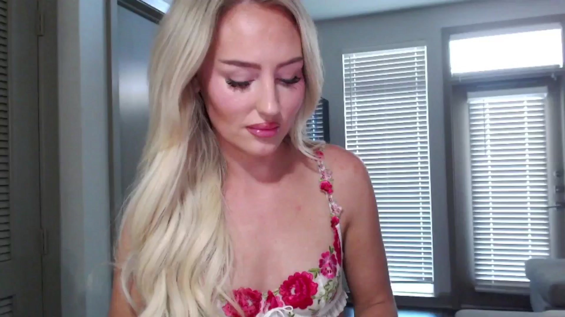 Gallery image thumbnail from Officialelsa's myfreecams stream on, 10/23/2024, 21:11 image 8 of 20