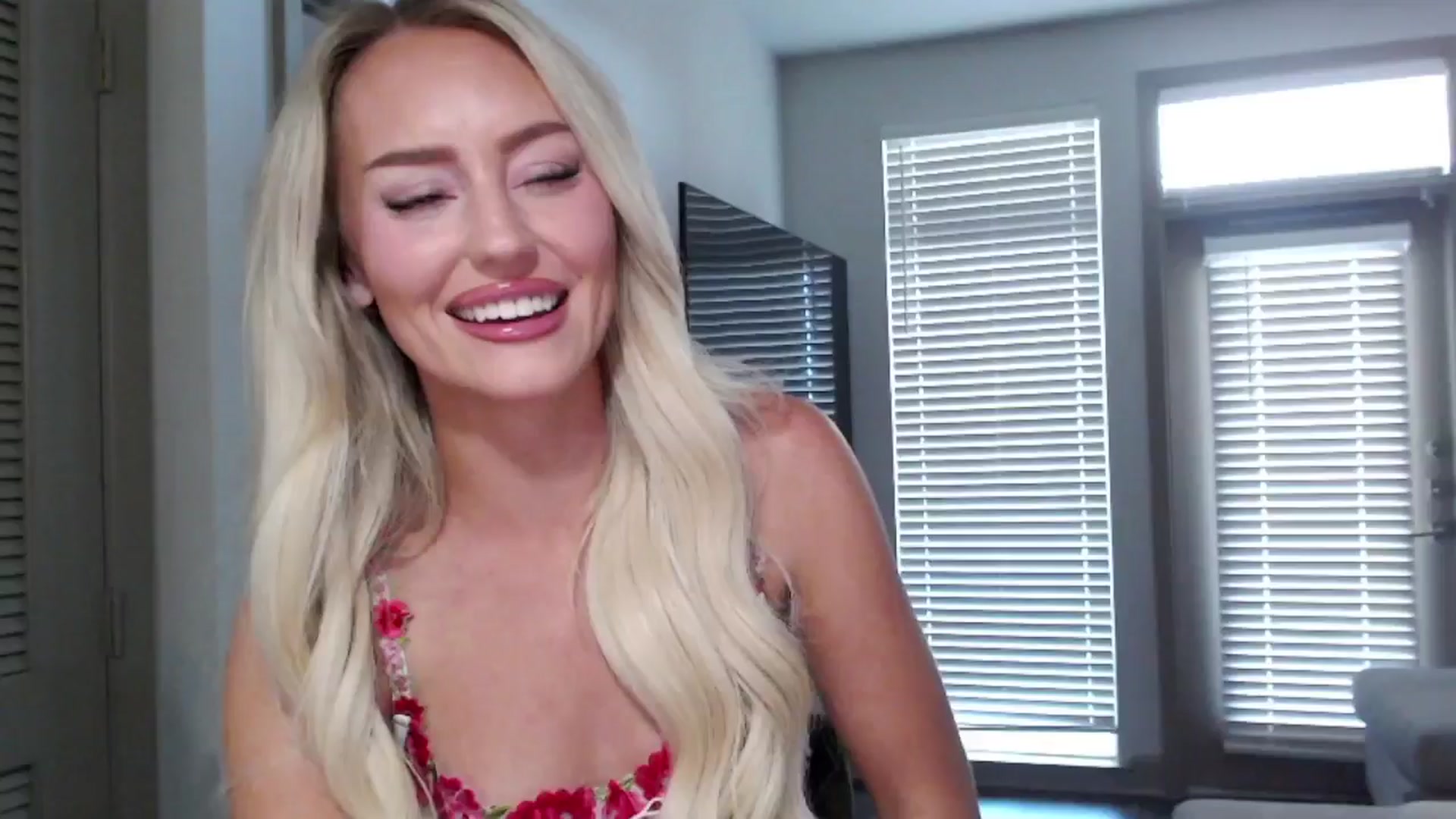 Gallery image thumbnail from Officialelsa's myfreecams stream on, 10/23/2024, 21:11 image 1 of 20