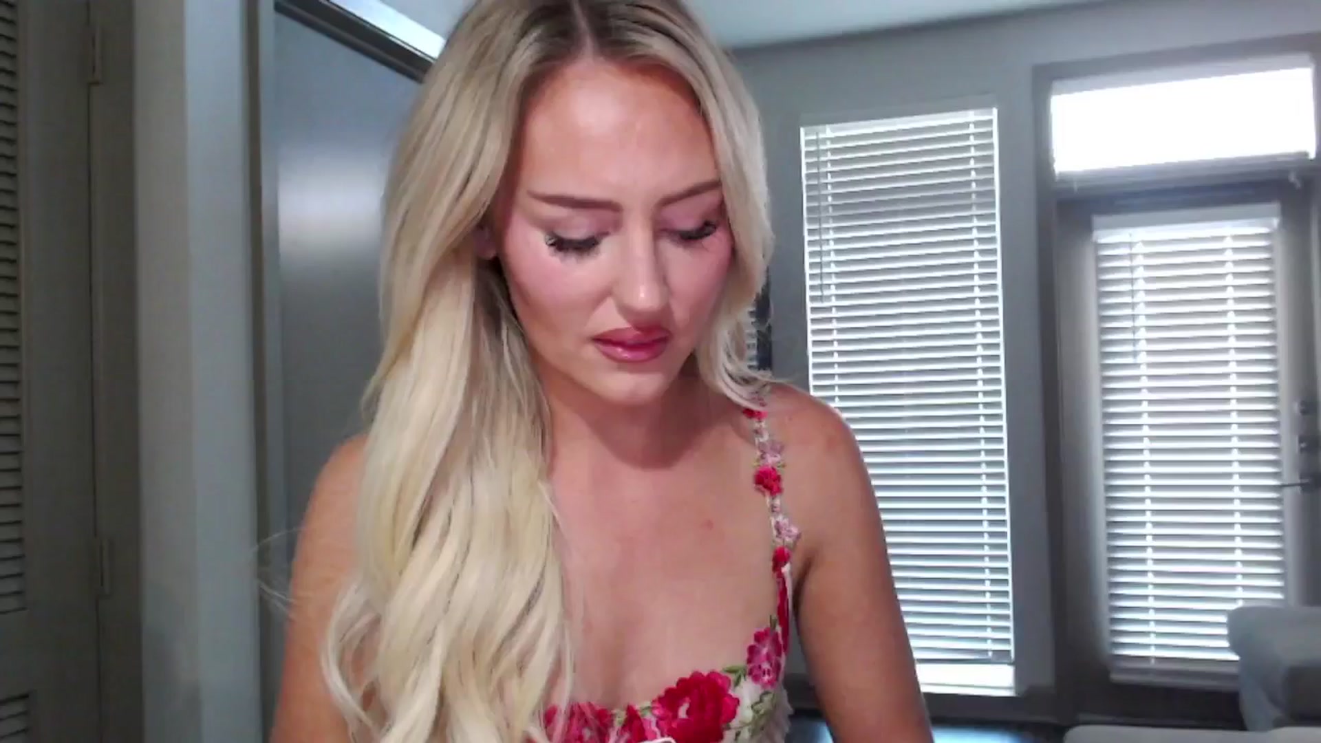 Gallery image thumbnail from Officialelsa's myfreecams stream on, 10/23/2024, 21:11 image 12 of 20