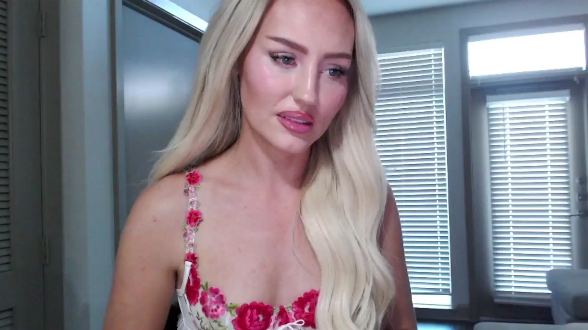 Gallery image thumbnail from Officialelsa's myfreecams stream on, 10/23/2024, 21:11 image 3 of 20