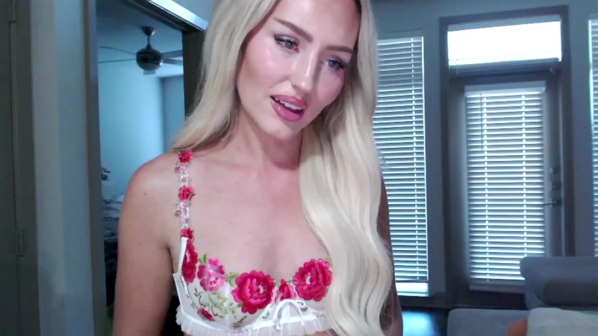 Gallery image thumbnail from Officialelsa's myfreecams stream on, 10/23/2024, 23:24 image 14 of 20