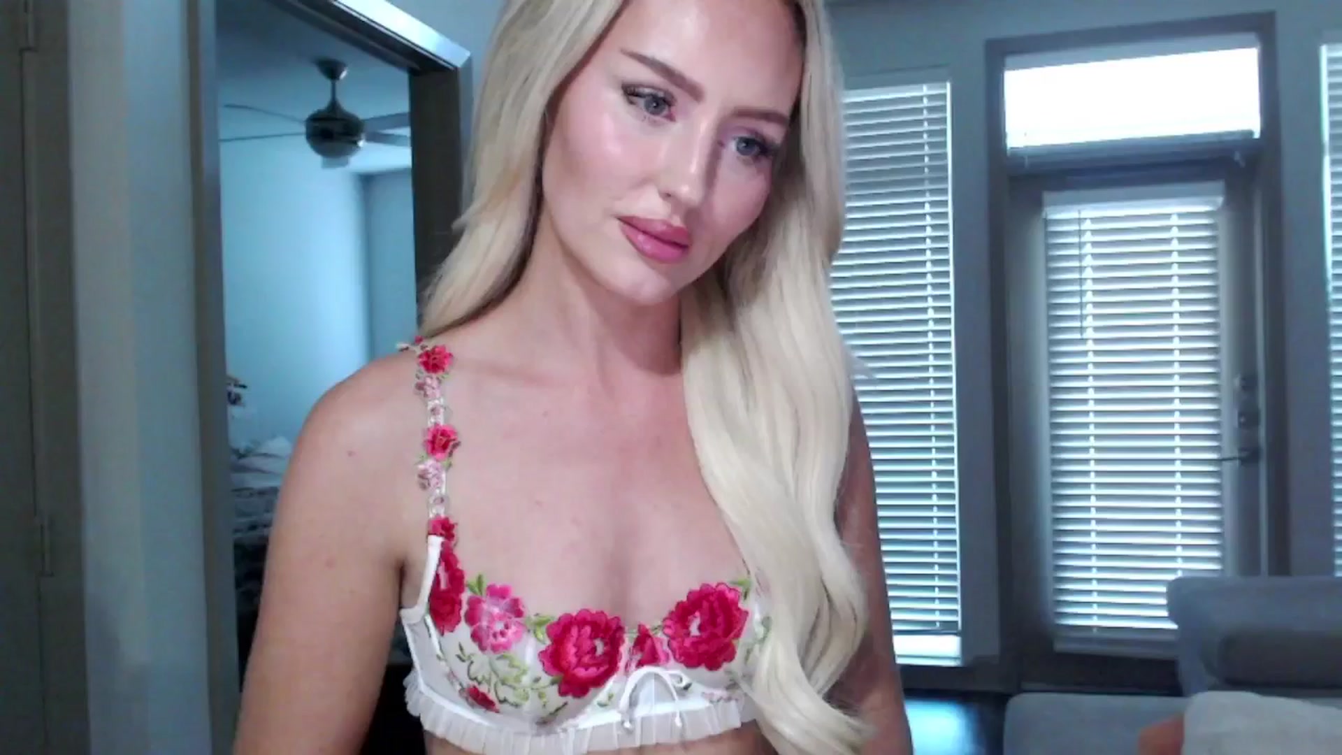 Gallery image thumbnail from Officialelsa's myfreecams stream on, 10/23/2024, 23:24 image 12 of 20
