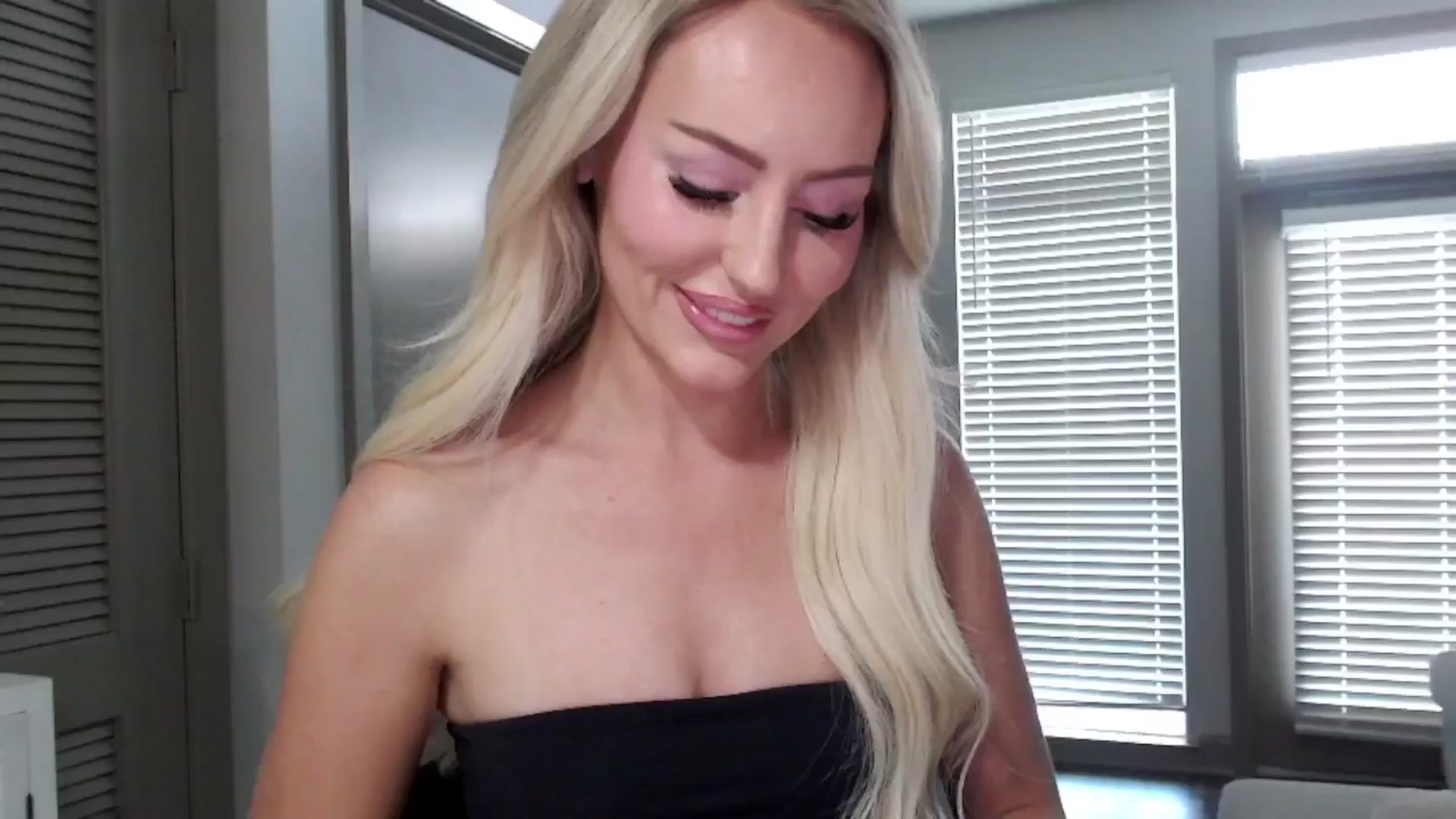 Gallery image thumbnail from Officialelsa's myfreecams stream on, 10/25/2024, 18:22 image 20 of 20