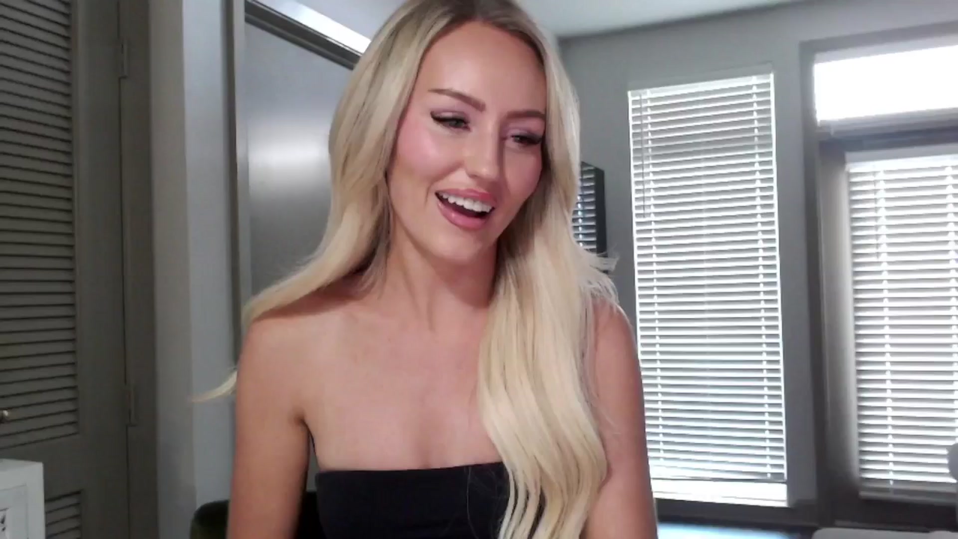 Gallery image thumbnail from Officialelsa's myfreecams stream on, 10/25/2024, 21:28 image 4 of 20