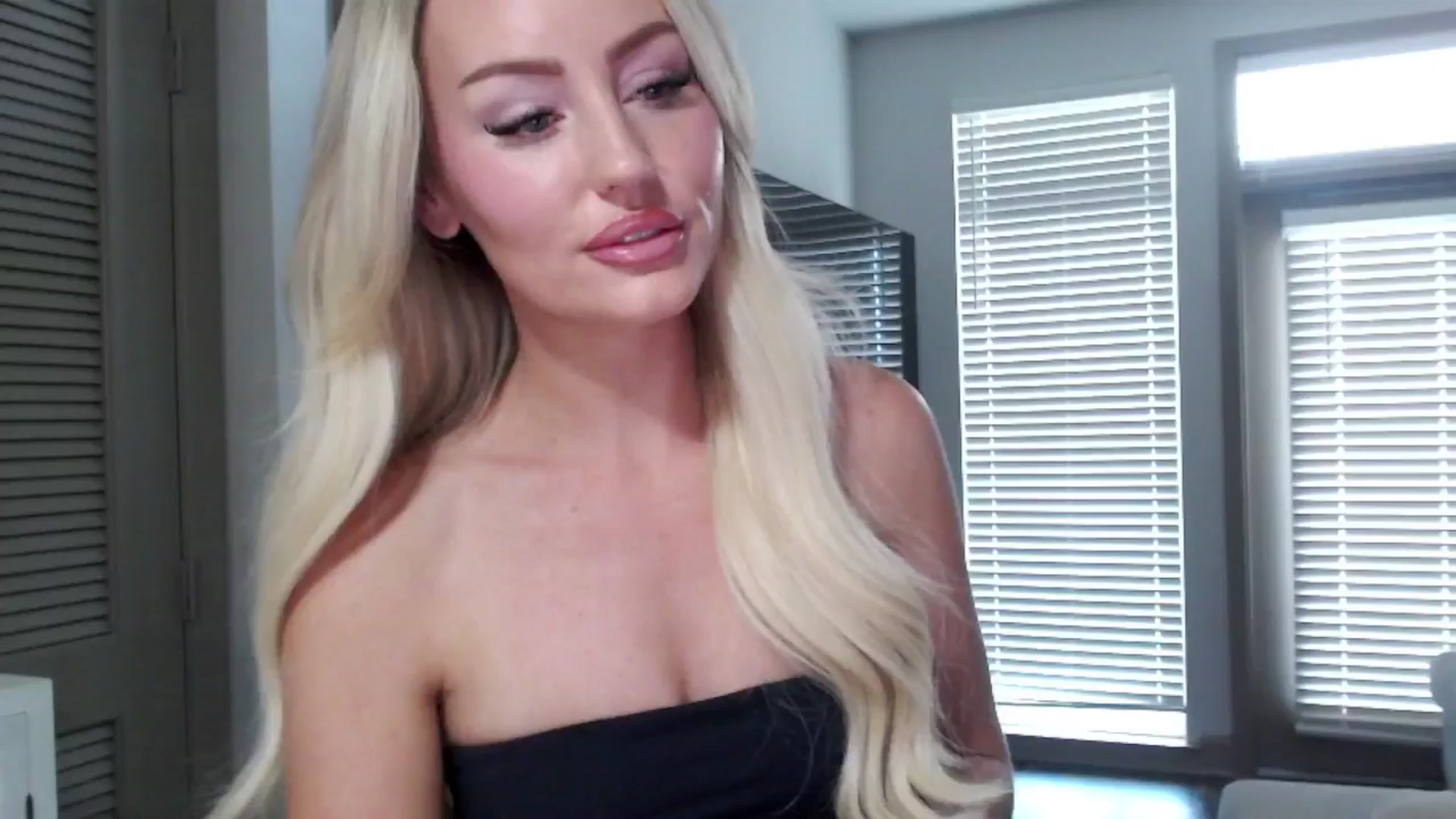 Gallery image thumbnail from Officialelsa's myfreecams stream on, 10/25/2024, 21:28 image 1 of 20