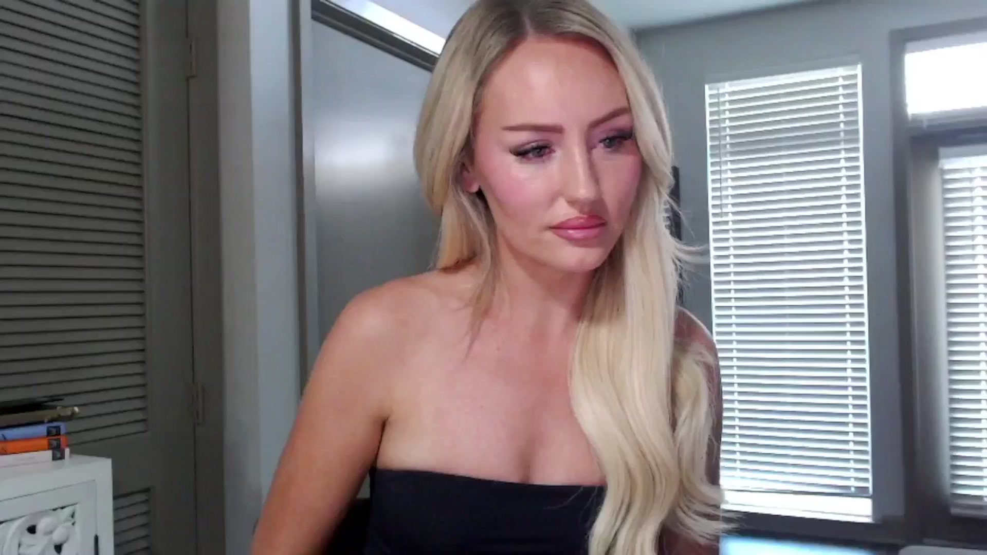Gallery image thumbnail from Officialelsa's myfreecams stream on, 10/25/2024, 21:28 image 6 of 20