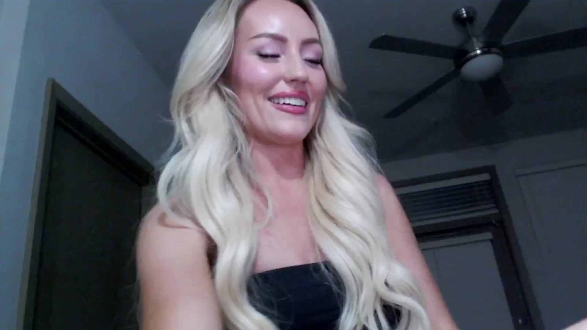 Gallery image thumbnail from Officialelsa's myfreecams stream on, 10/26/2024, 03:39 image 14 of 20