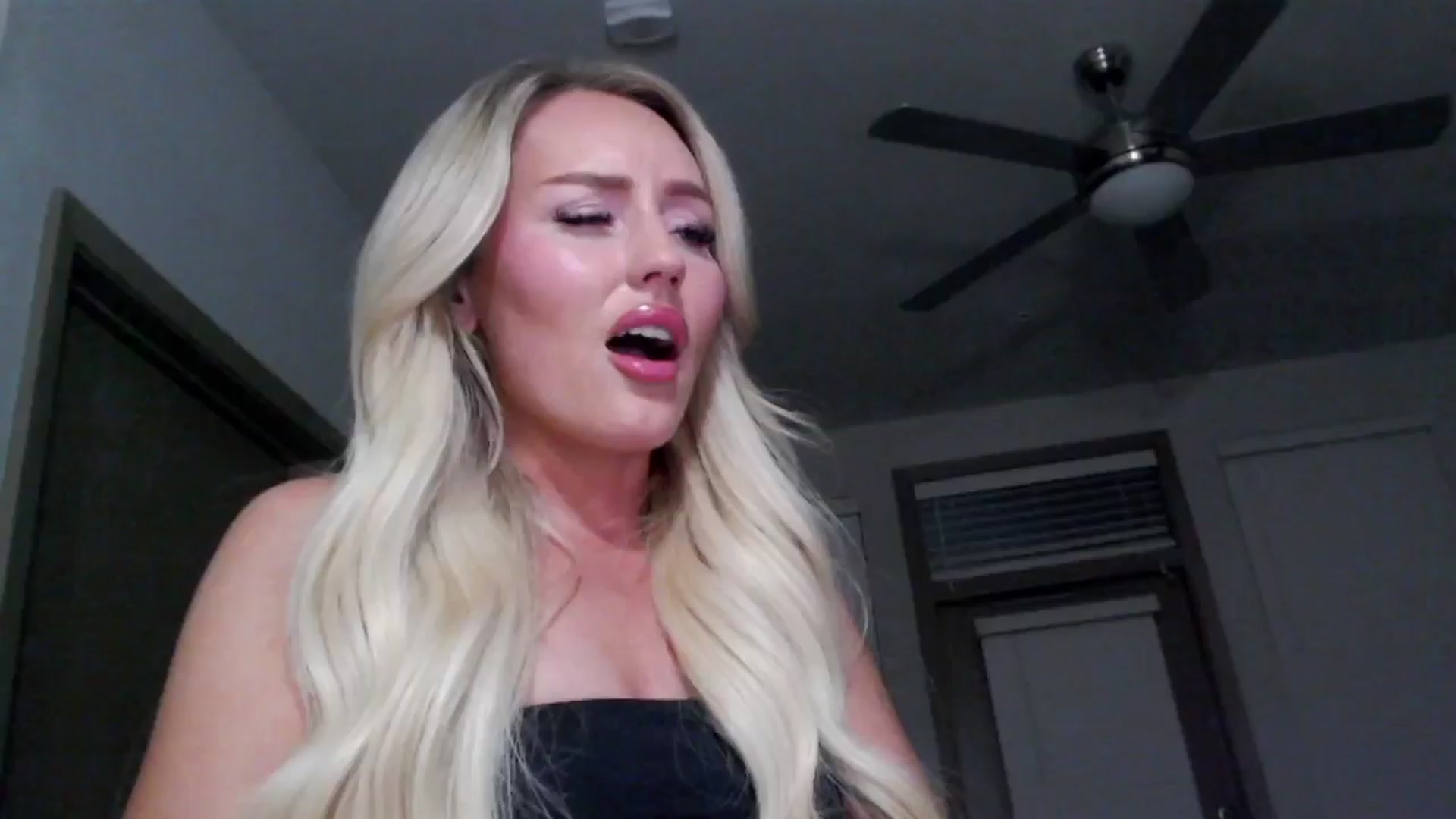 Gallery image thumbnail from Officialelsa's myfreecams stream on, 10/26/2024, 03:39 image 19 of 20