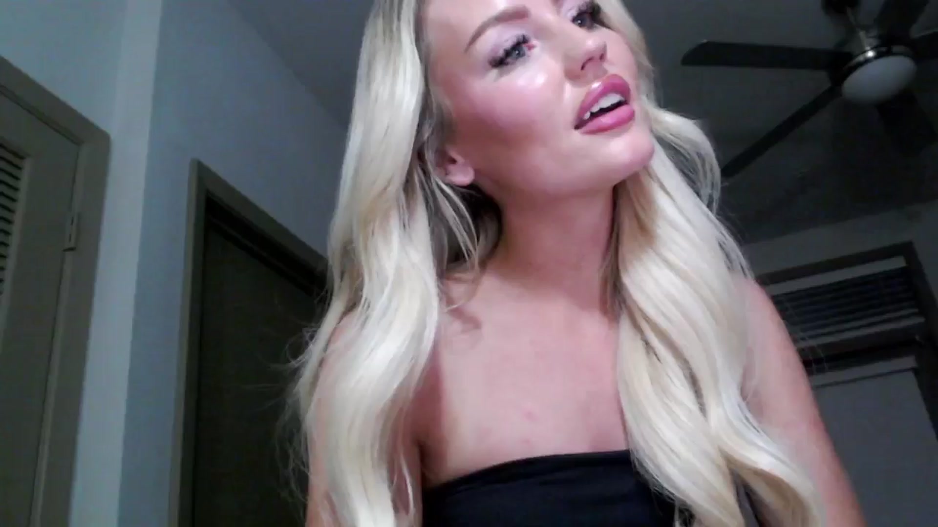 Gallery image thumbnail from Officialelsa's myfreecams stream on, 10/26/2024, 04:55 image 10 of 20