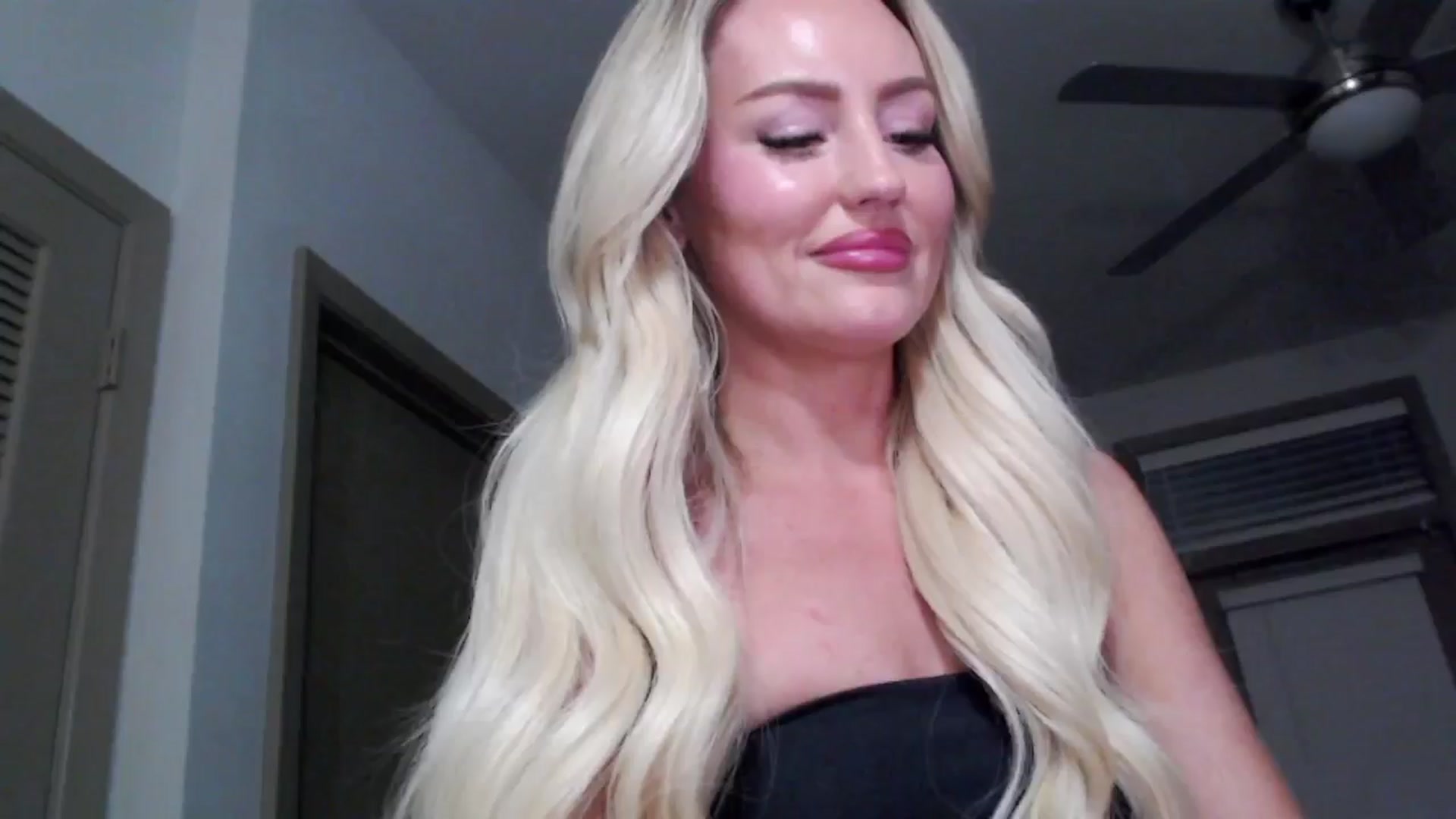 Gallery image thumbnail from Officialelsa's myfreecams stream on, 10/26/2024, 04:55 image 8 of 20